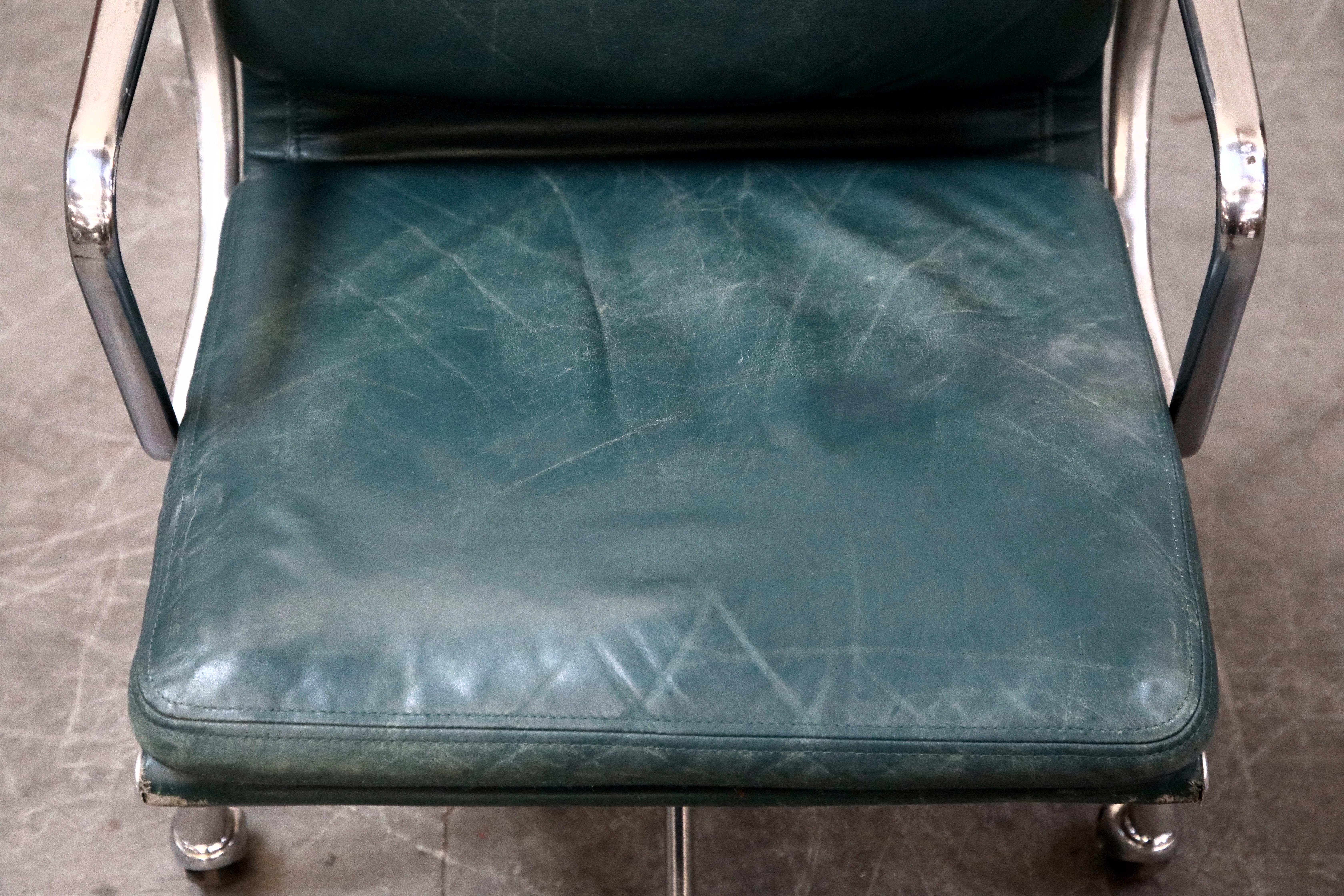 Charles Eames for Herman Miller Green Leather Soft Pad Management Chair:: Signé 2