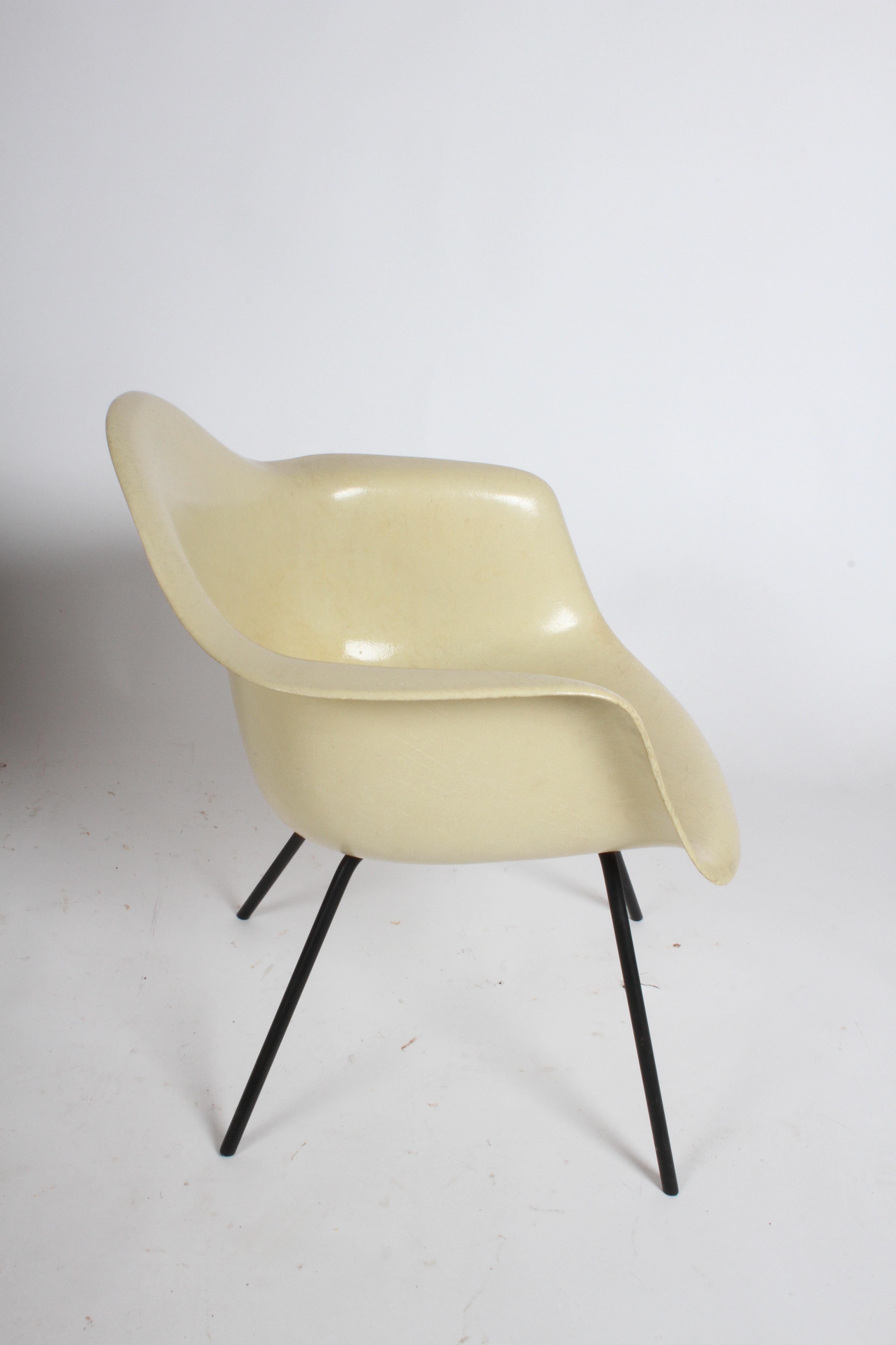 Mid-Century Modern Charles Eames for Herman Miller Low DAX Shell Armchair For Sale