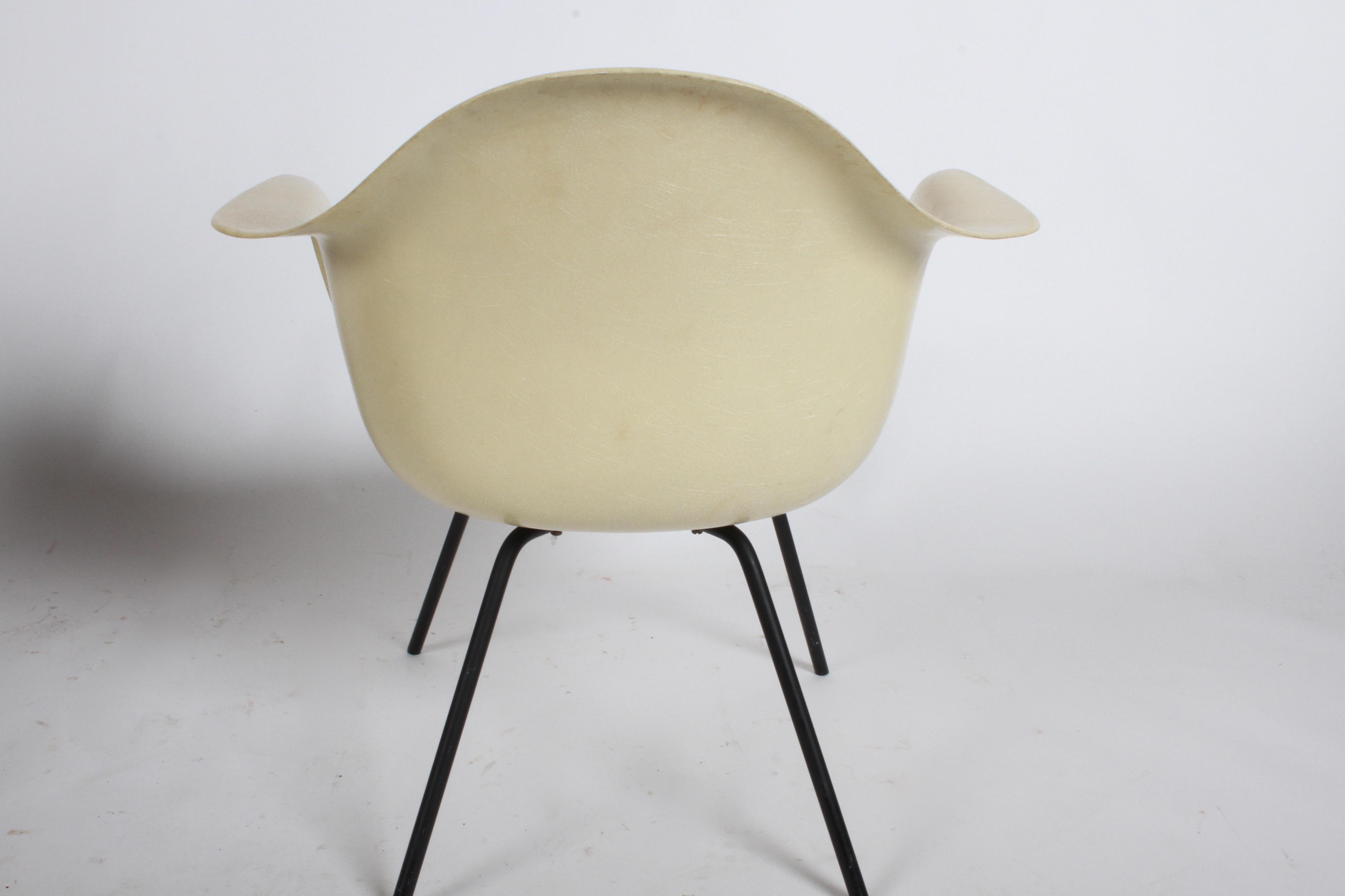 Charles Eames for Herman Miller Low DAX Shell Armchair In Good Condition For Sale In St. Louis, MO