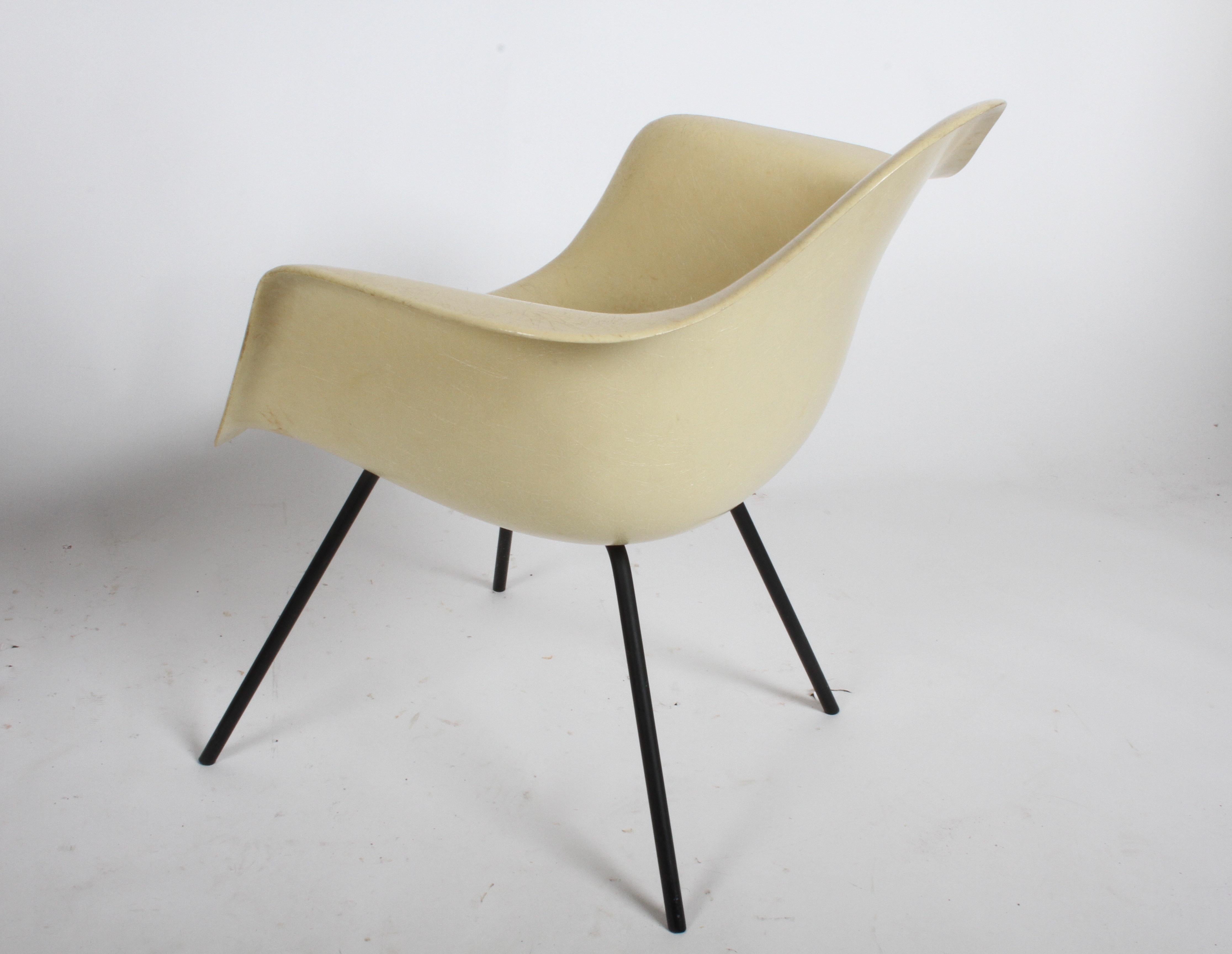 Mid-20th Century Charles Eames for Herman Miller Low DAX Shell Armchair For Sale