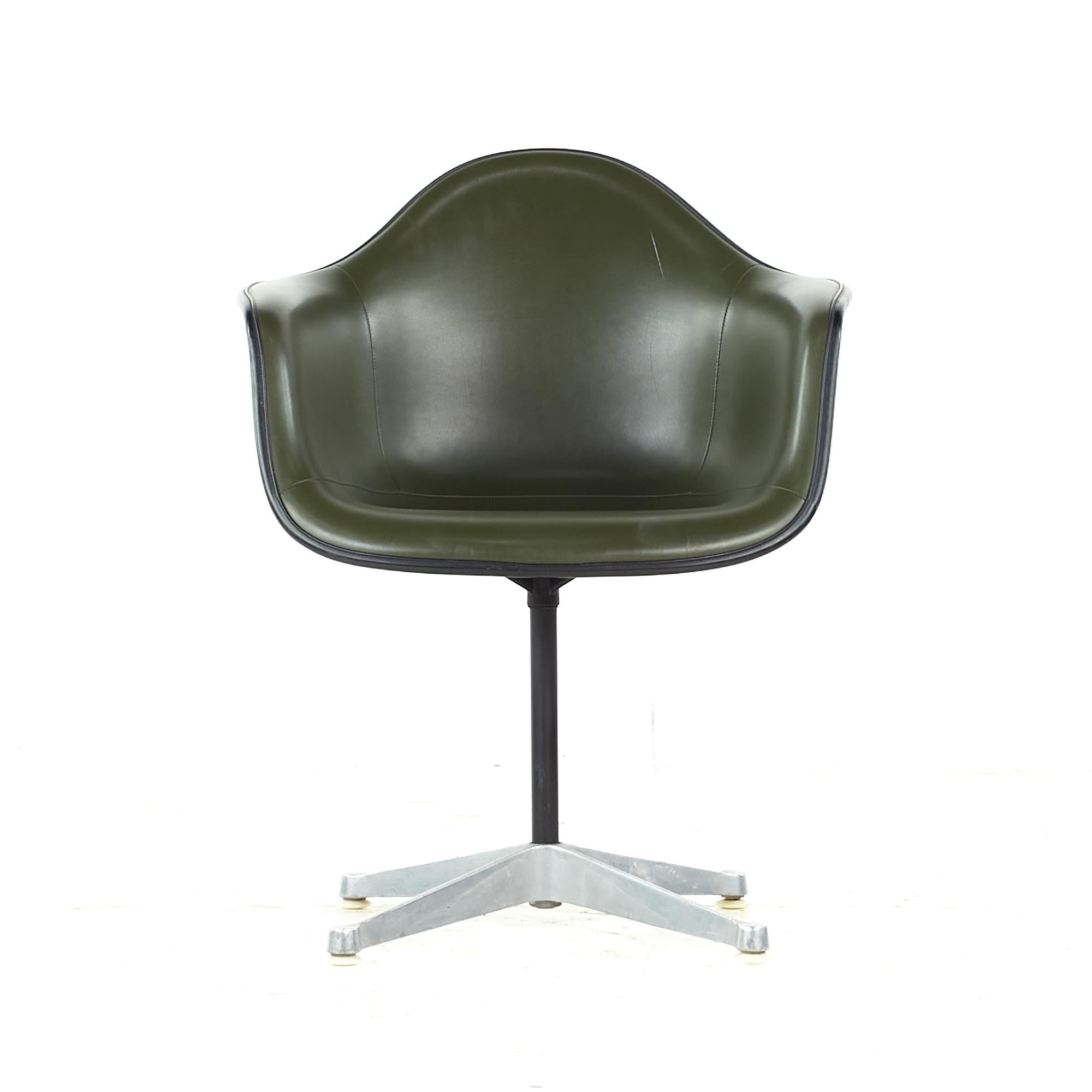 Charles Eames per Herman Miller Sedia da ufficio a conchiglia imbottita di metà secolo

Questa sedia misura: 25 di larghezza x 22 di profondità x 32 di altezza, con un'altezza della seduta di 18 e un'altezza dei braccioli/spazio della sedia di
