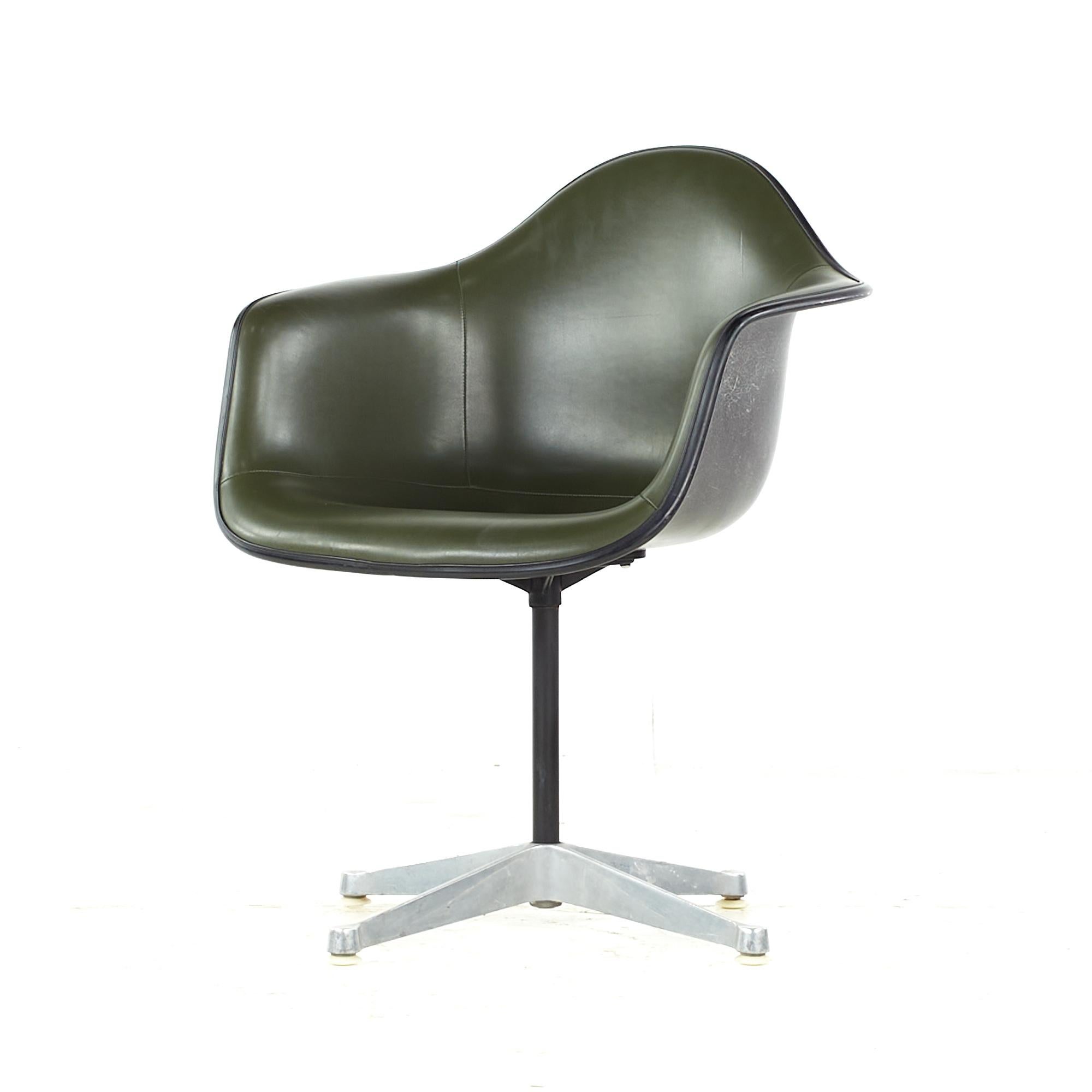 Mid-Century moderno Charles Eames per Herman Miller Sedia da ufficio a conchiglia imbottita MCM in vendita