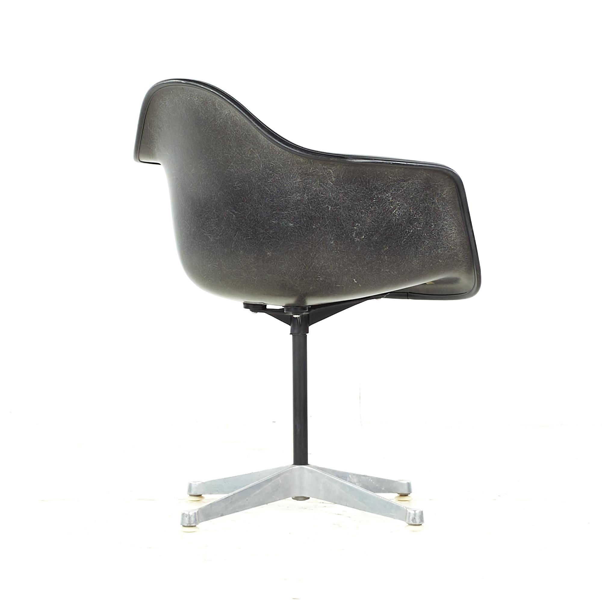 Americano Charles Eames per Herman Miller Sedia da ufficio a conchiglia imbottita MCM in vendita