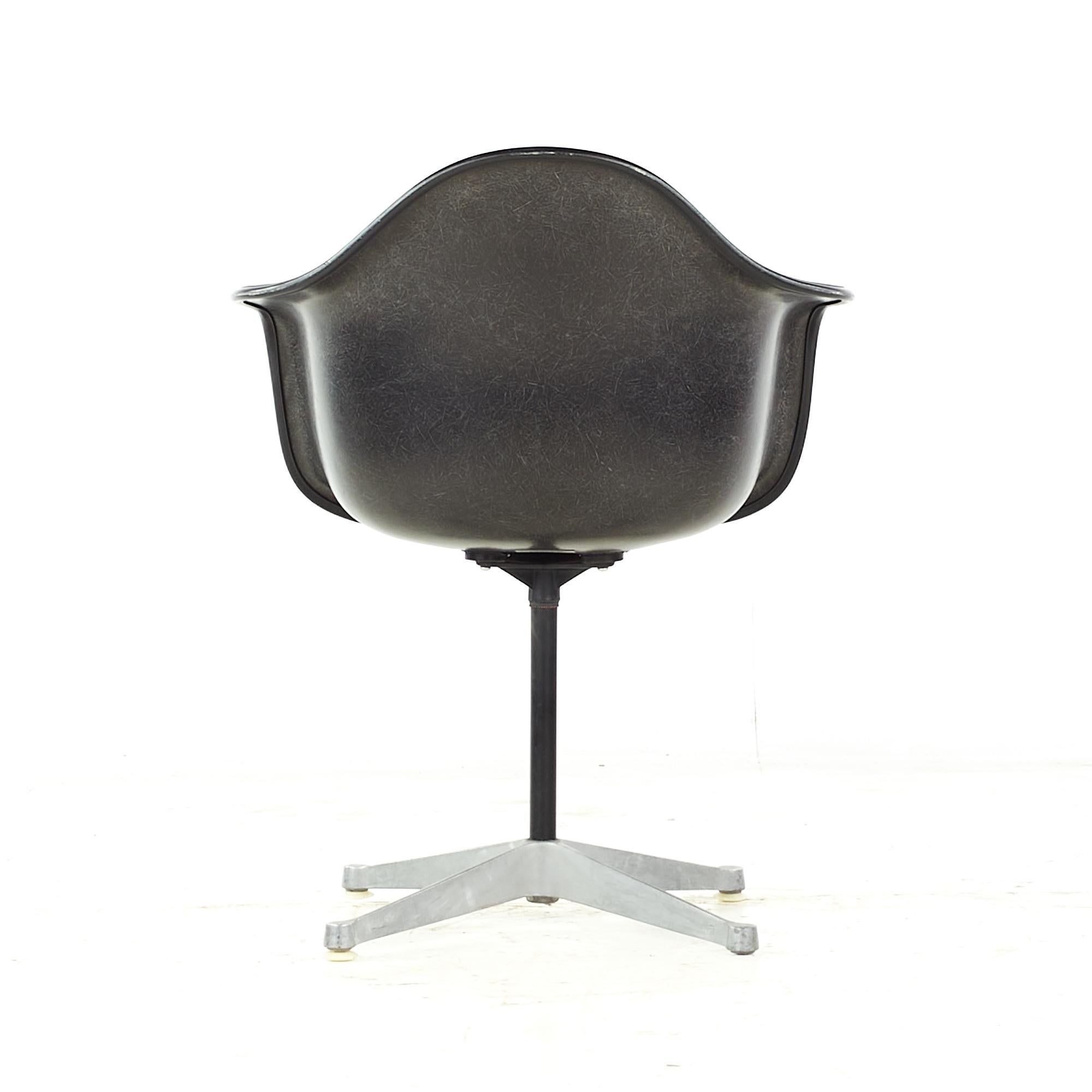 Charles Eames for Herman Miller Mid Century Upholstered Shell Office Chair In Good Condition For Sale In Countryside, IL
