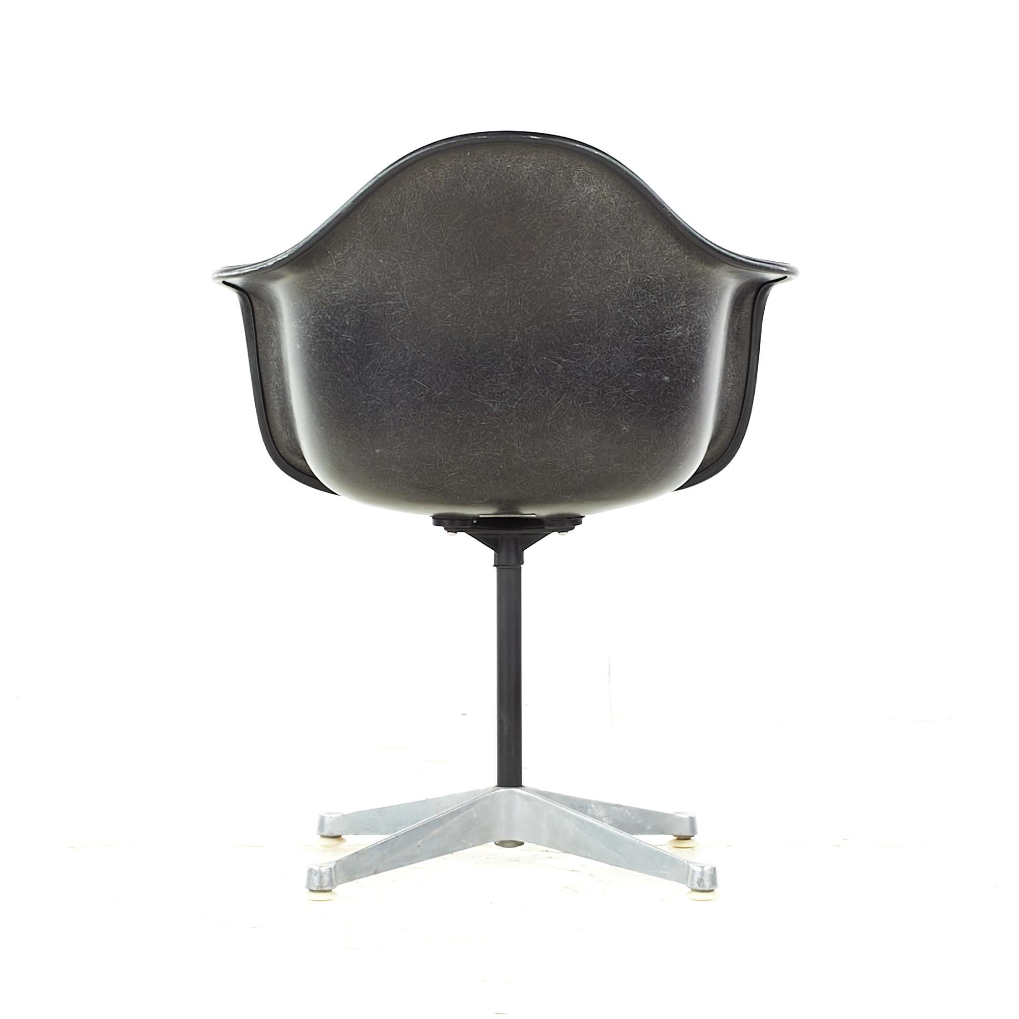 Charles Eames per Herman Miller Sedia da ufficio a conchiglia imbottita MCM In condizioni buone in vendita a Countryside, IL