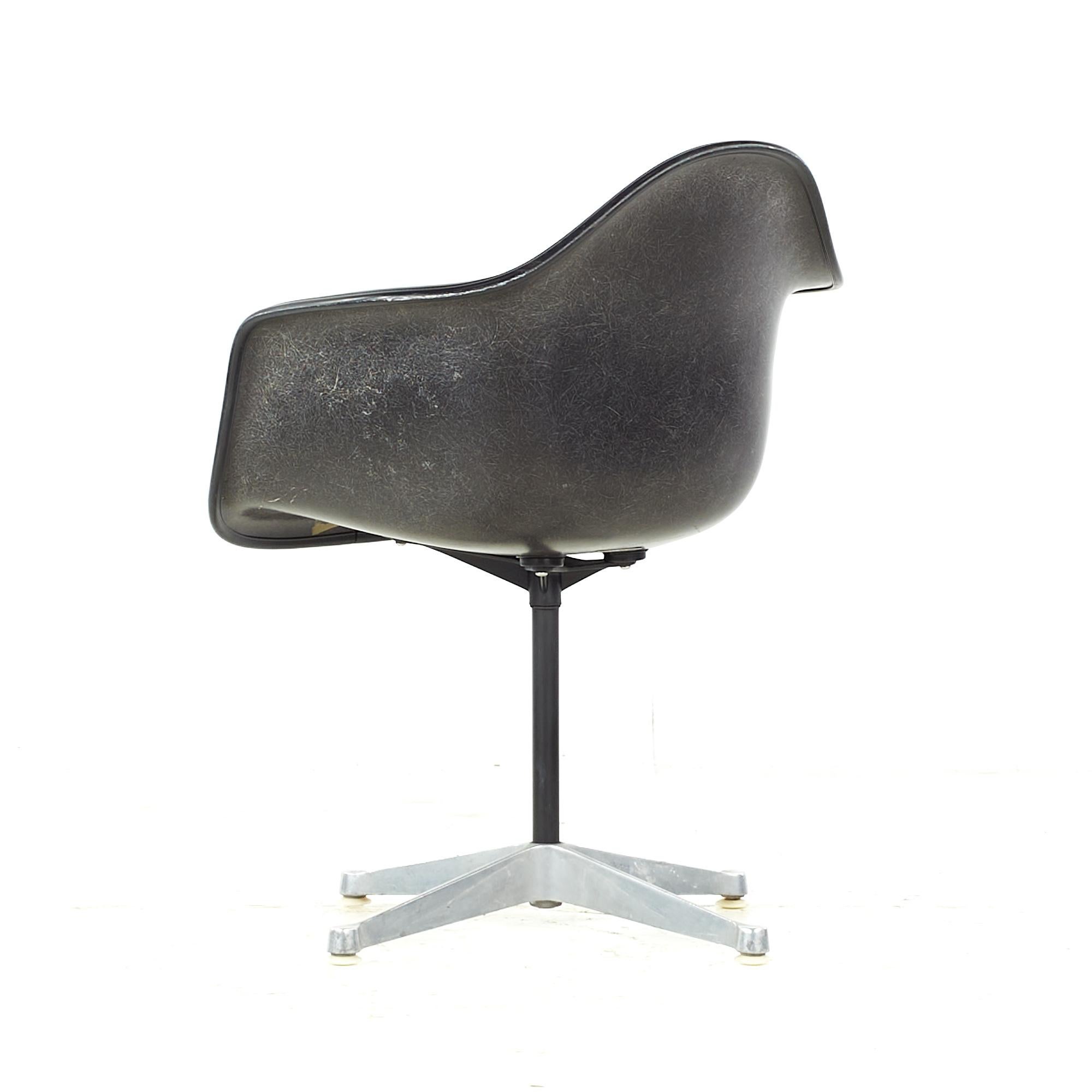 Fine XX secolo Charles Eames per Herman Miller Sedia da ufficio a conchiglia imbottita MCM in vendita