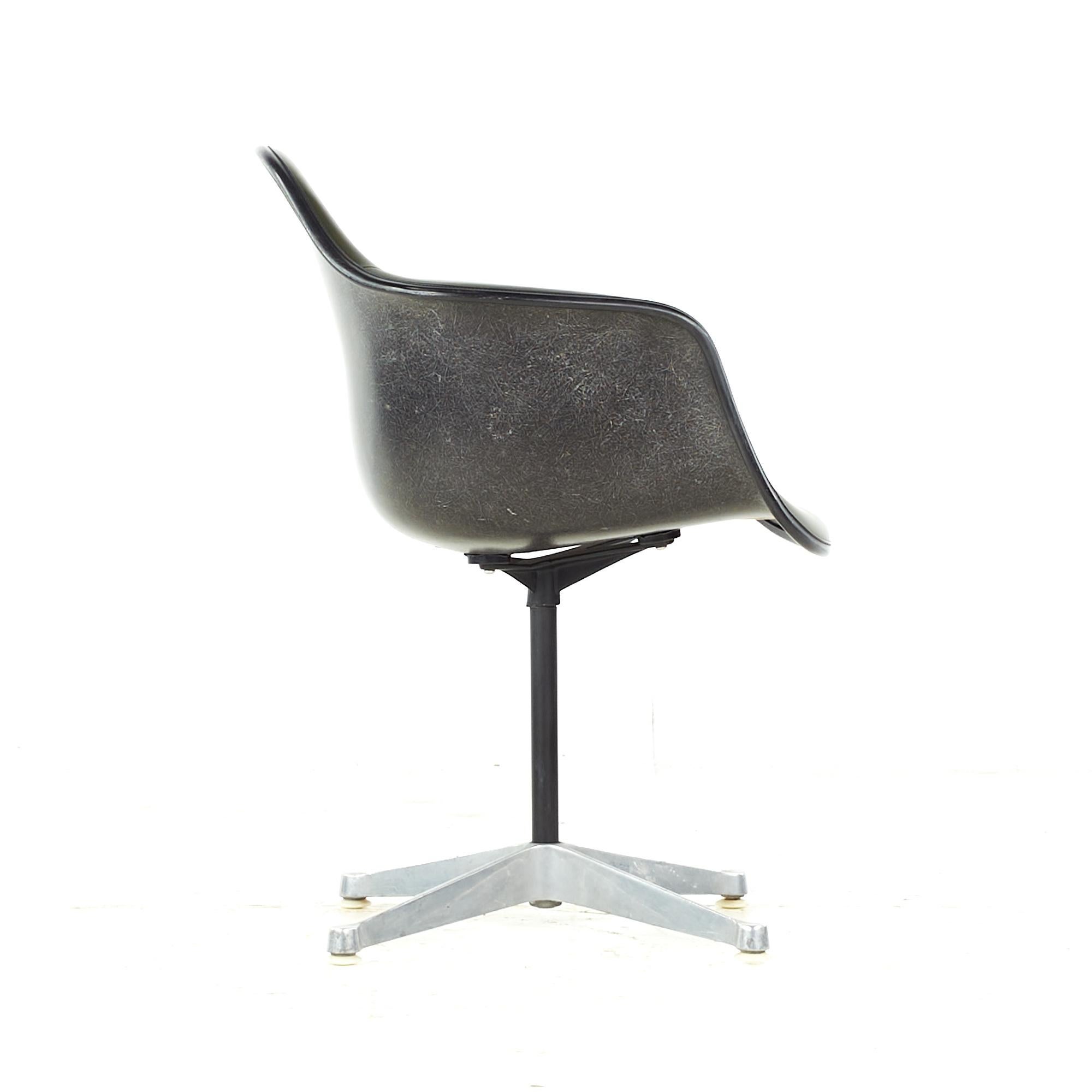 Metallo Charles Eames per Herman Miller Sedia da ufficio a conchiglia imbottita MCM in vendita