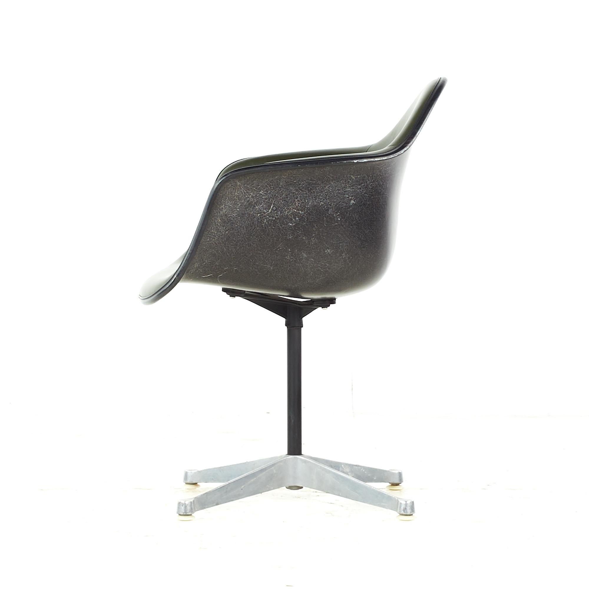 Charles Eames per Herman Miller Sedia da ufficio a conchiglia imbottita MCM in vendita 1