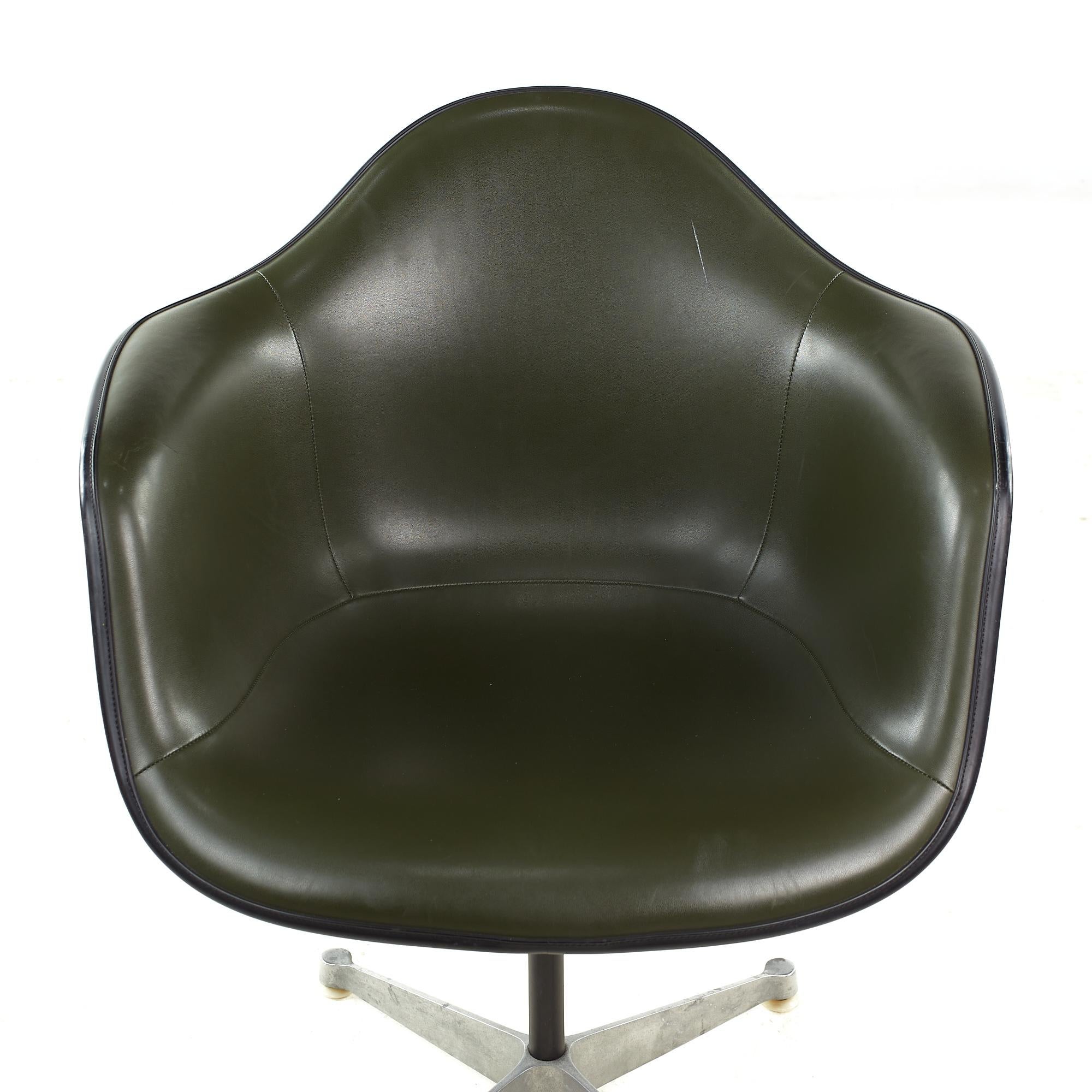 Charles Eames per Herman Miller Sedia da ufficio a conchiglia imbottita MCM in vendita 2