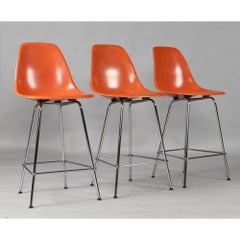 Tabourets de bar en fibre de verre orange, créés par Charles Eames pour Herman Miller