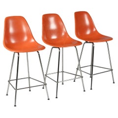 Tabourets de bar en fibre de verre orange, créés par Charles Eames pour Herman Miller