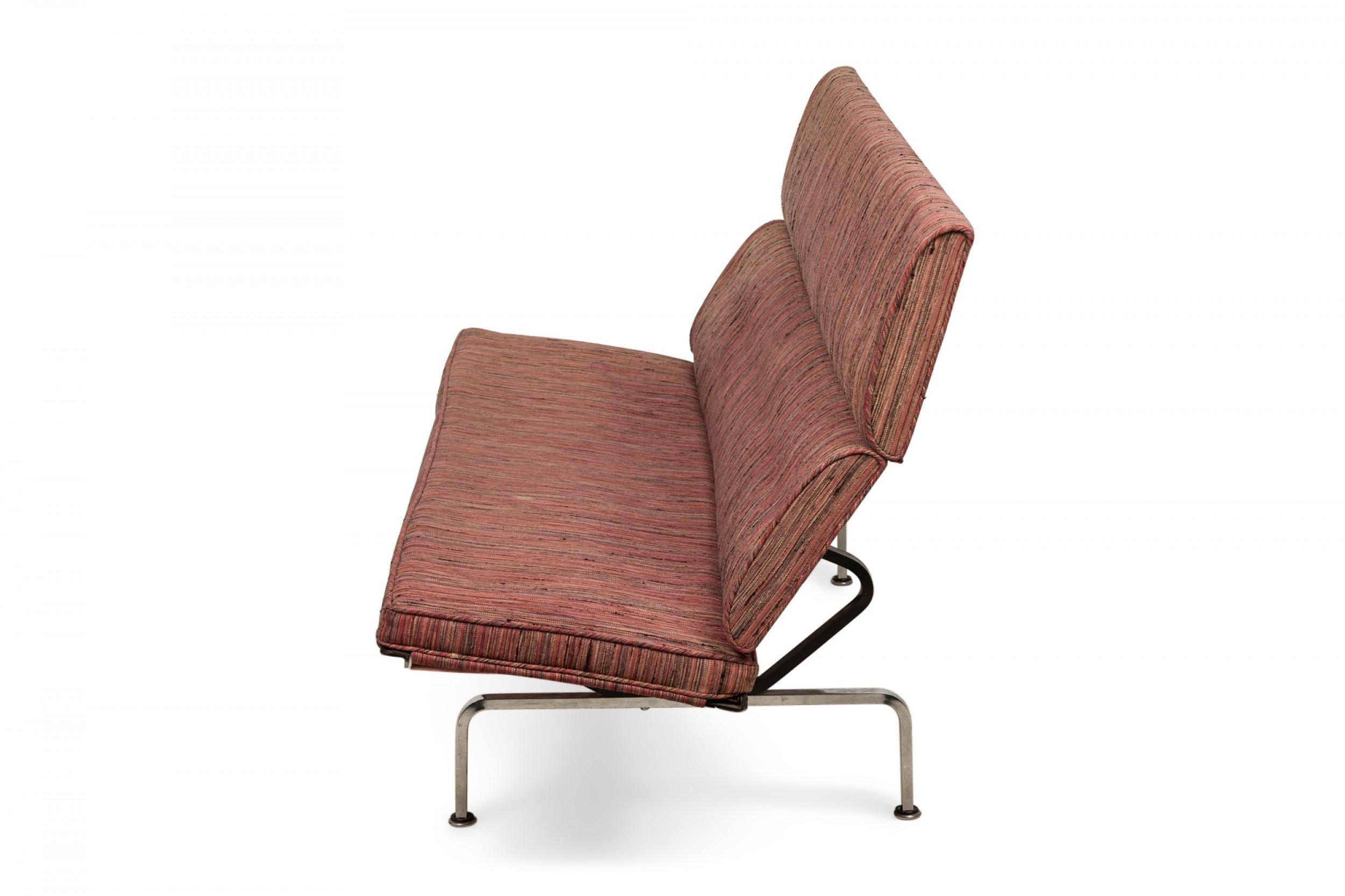Mid-Century moderno Charles Eames per Herman Miller Divano compatto imbottito rosso e rosa in cromo in vendita