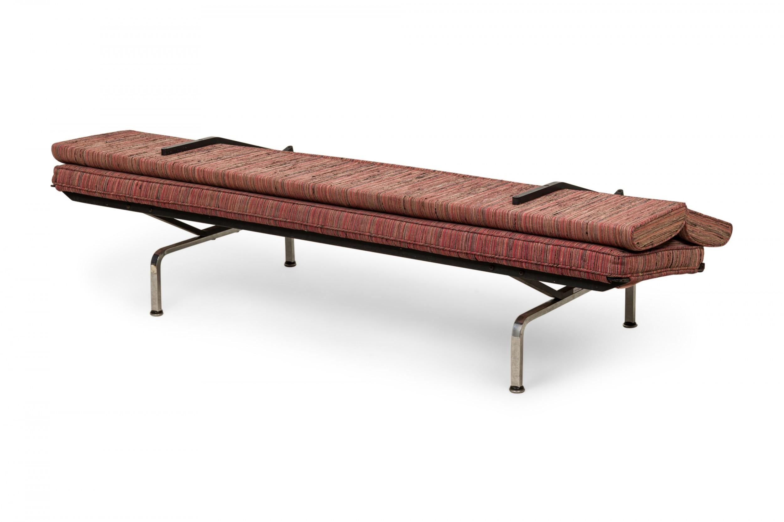 Charles Eames für Herman Miller Rotes und rosafarbenes gepolstertes Chrom ''Sofa Compact'' (20. Jahrhundert) im Angebot