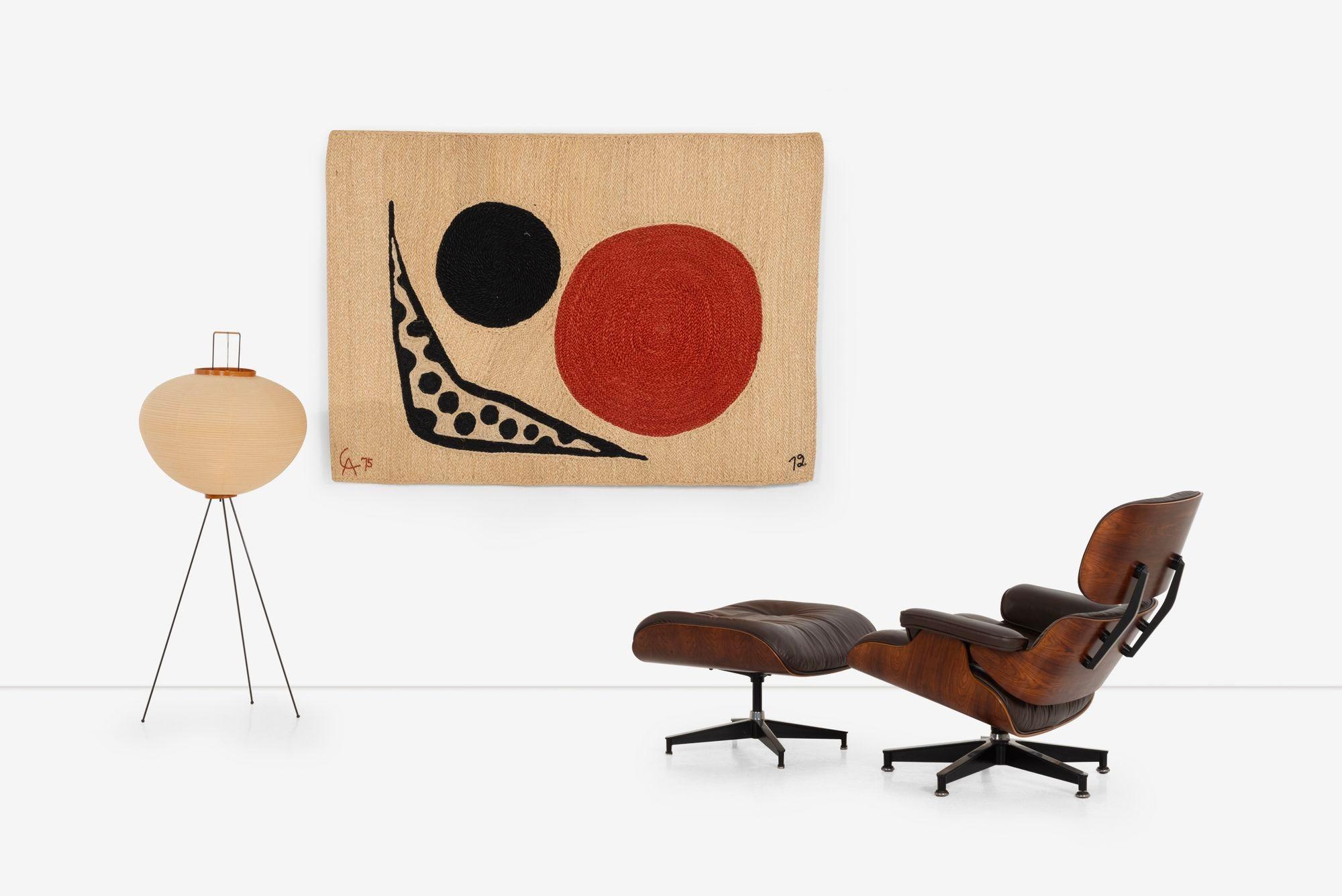 Charles Eames para Herman Miller Silla y otomana Rosewood 670/671, 1960
Materiales: Palisandro veteado, tapicería original de cuero marrón, aluminio cepillado y esmaltado, caucho
Dimensiones:
Silla 33½ h × 33 w × 34 d pulg.
Otomana: 17 h × 25¾ w ×