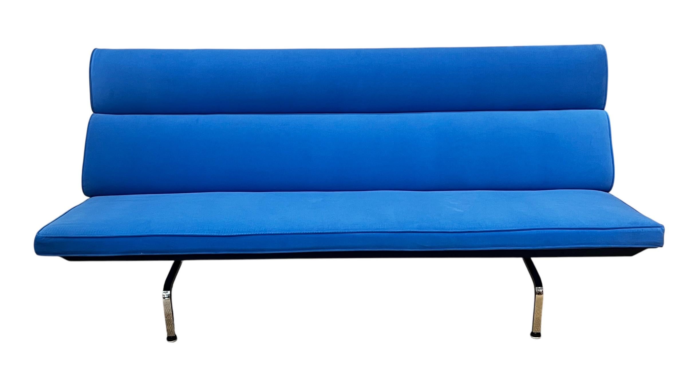 Charles Eames per Herman Miller Divano compatto blu reale.  Nel complesso ottime condizioni vintage.  Alcuni piccoli segni di usura sul cromo e sul metallo. Il divano è stato rivestito professionalmente con una microfibra blu reale.  Sono state