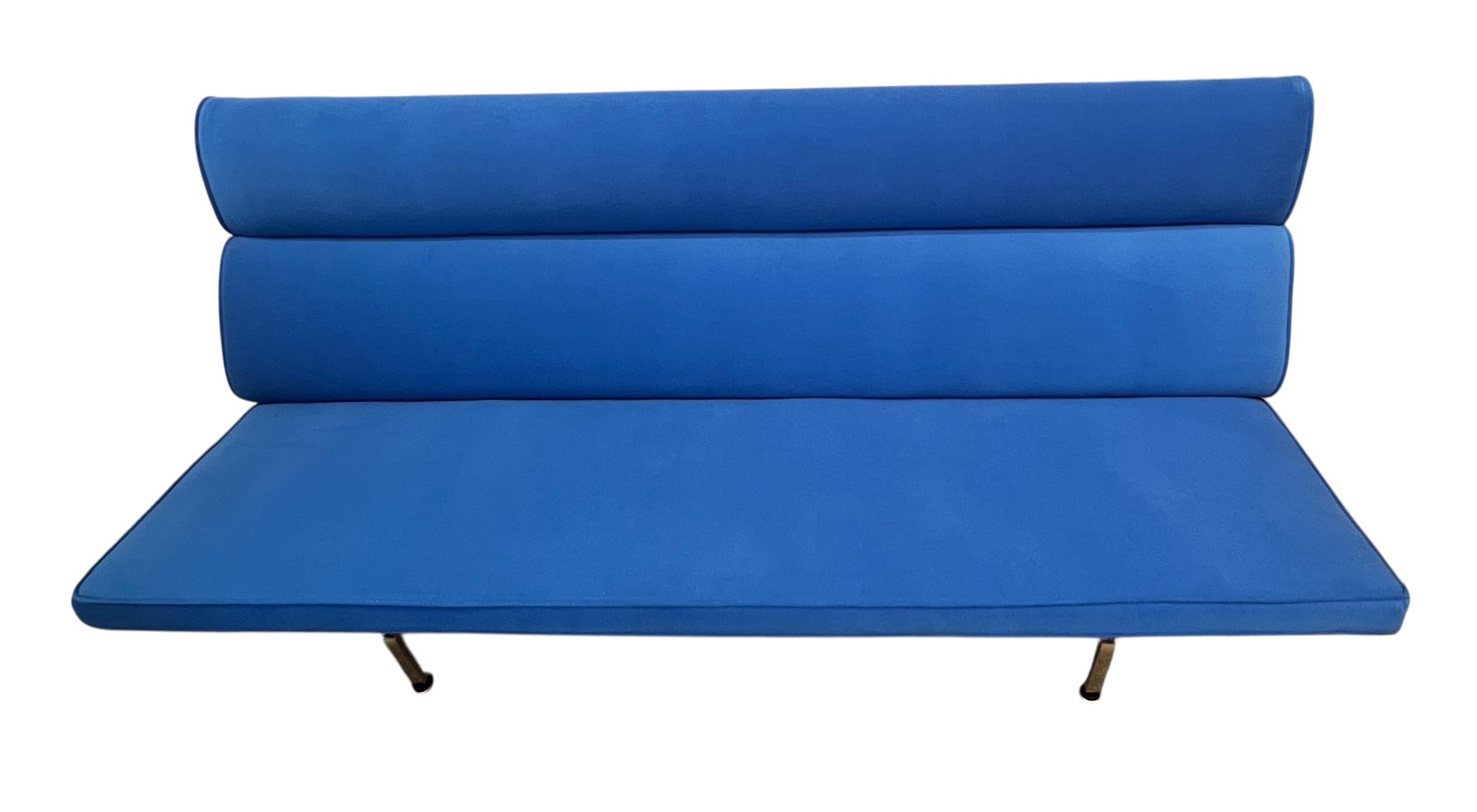 Charles Eames per Herman Miller Divano compatto blu reale In condizioni buone in vendita a New York, NY