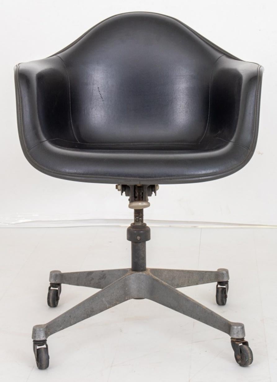 Vintage Charles Eames (American, 1907-1978) shell chair with four star swivel base (designed 1953) for Herman Miller, of typical form with fiberglass bucket on chrome base with casters. 

Dimensions: 32