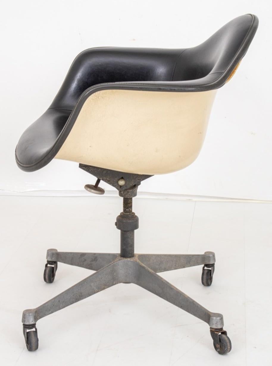Charles Eames for Herman Miller Shell Desk Chair In Good Condition In New York, NY
