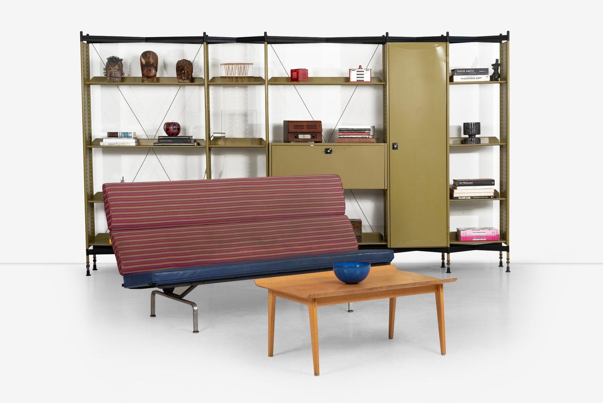 


Charles Eames für Herman Miller Sofa Compact in Jacobs Coat Stoff von Alexander Girard 1954
Die Rückenlehne des Sofas lässt sich für einen einfachen Transport umklappen.

35¼