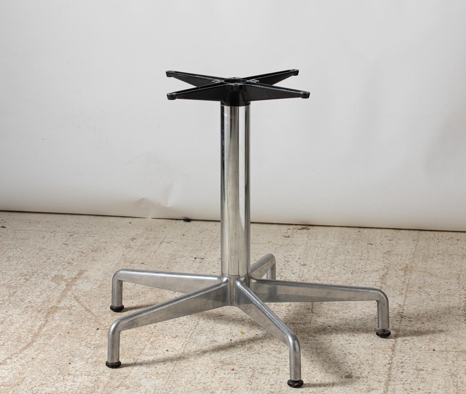 Français Table de salle à manger ronde à compartiments Charles Eames pour Knoll, vers 1964 en vente