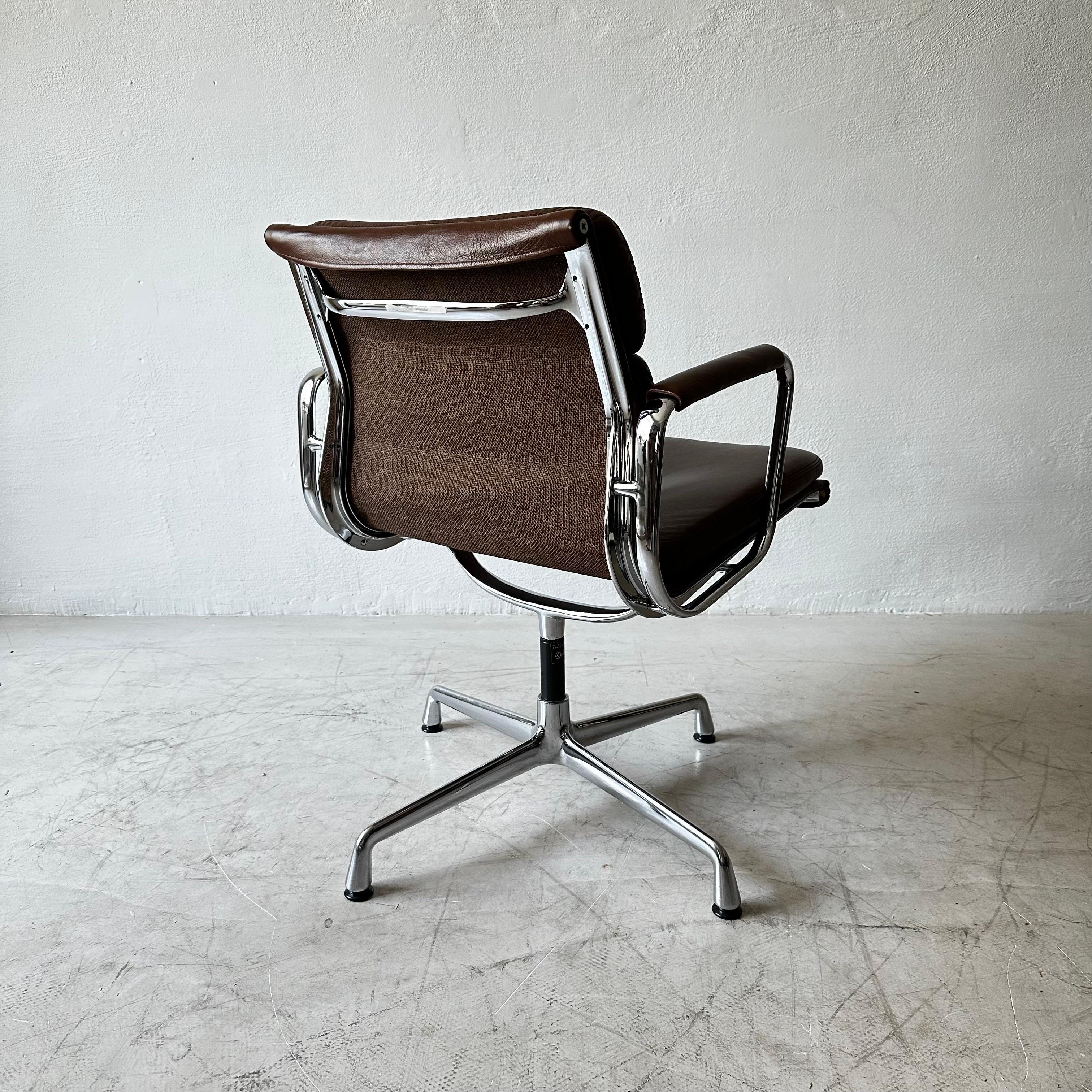 Charles Eames for Vitra EA208 Soft Pad Chair in Cognac Brown Leather, Set of 10 In Good Condition For Sale In Vienna, AT