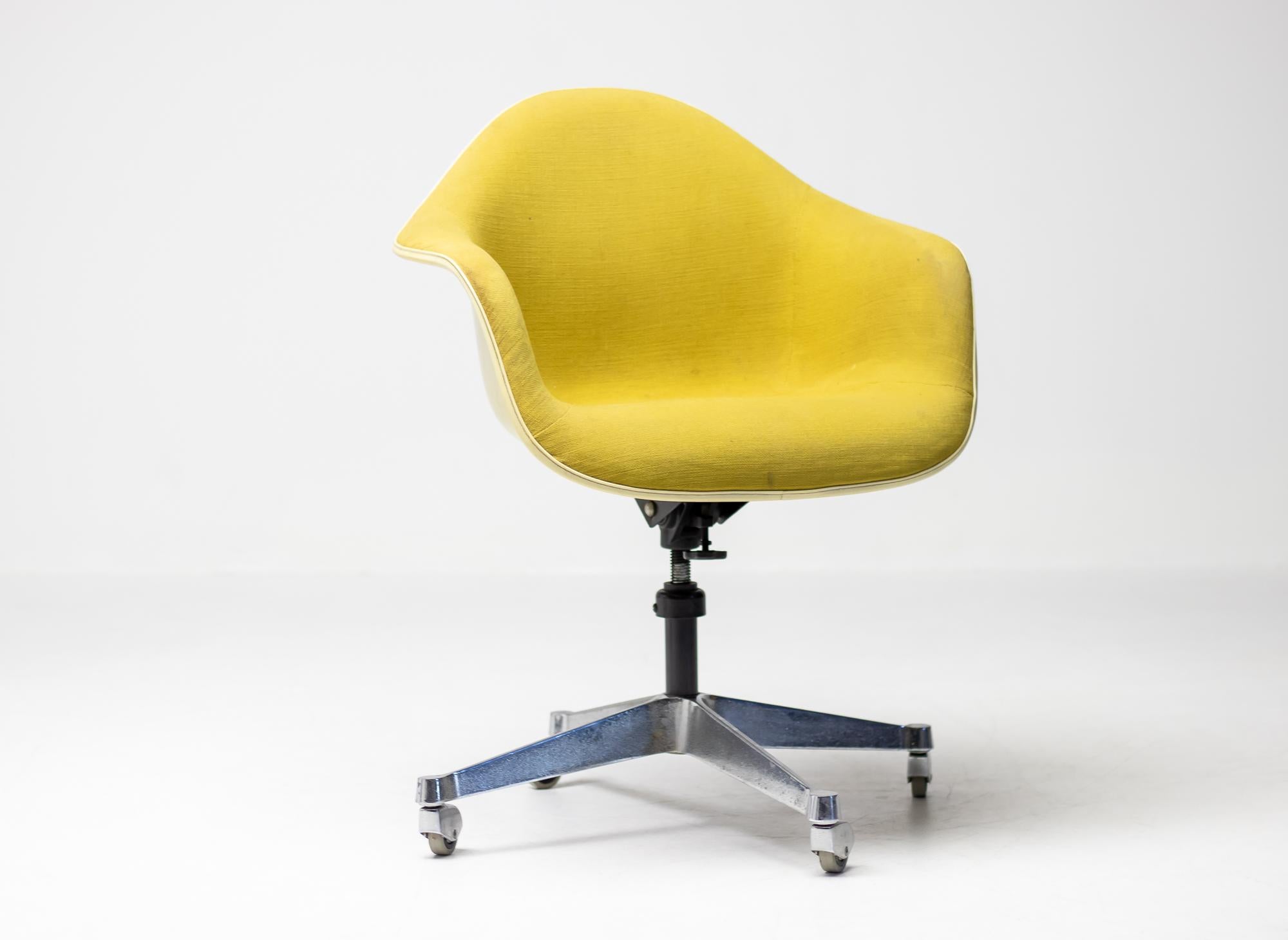 Mid-Century Modern Charles Eames Herman Miller DAT-1 Swivel Desk Chair