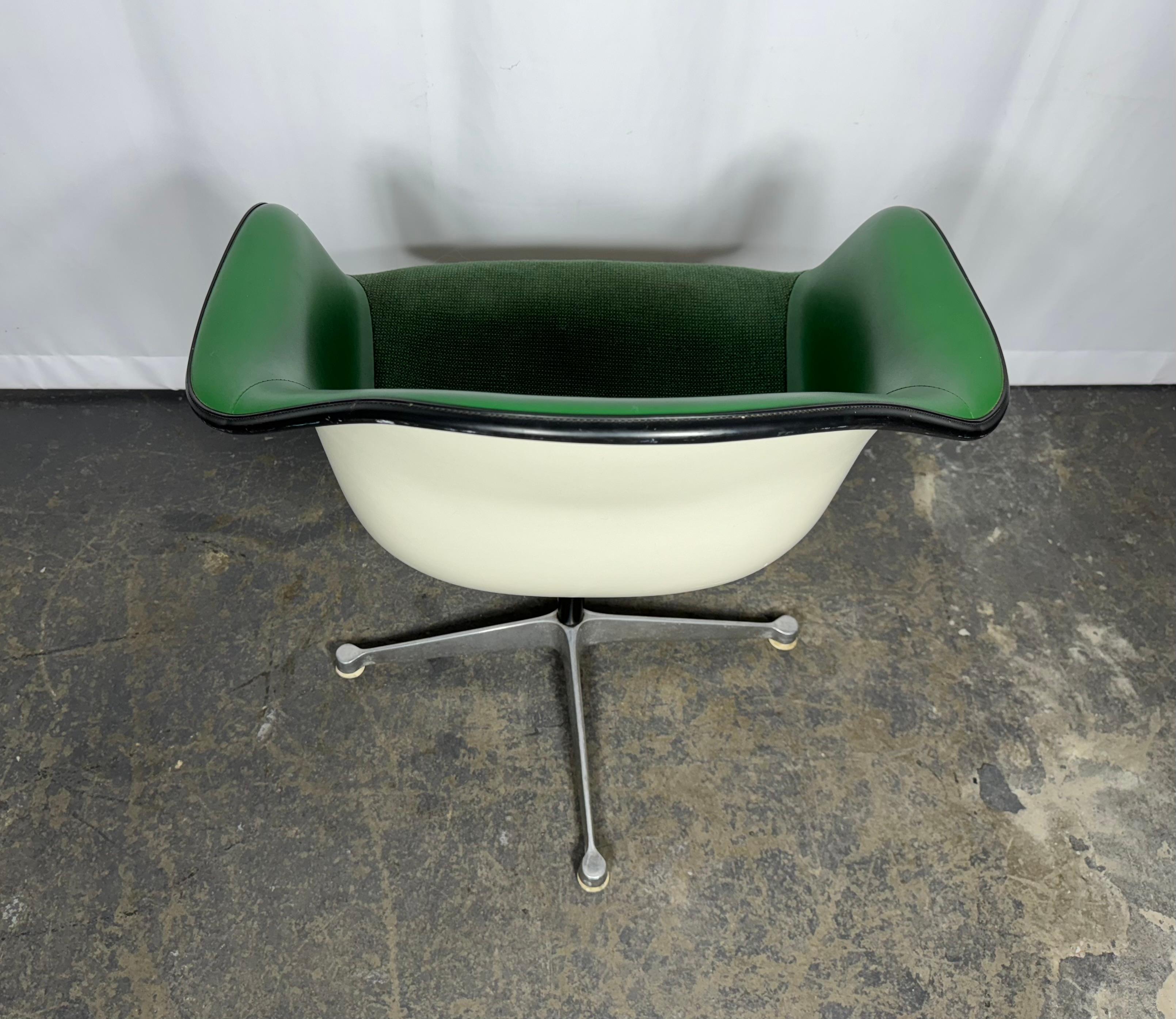 Charles Eames / Herman Miller / Girard  Guscio imbottito del braccio Base girevole in alluminio In condizioni buone in vendita a Buffalo, NY