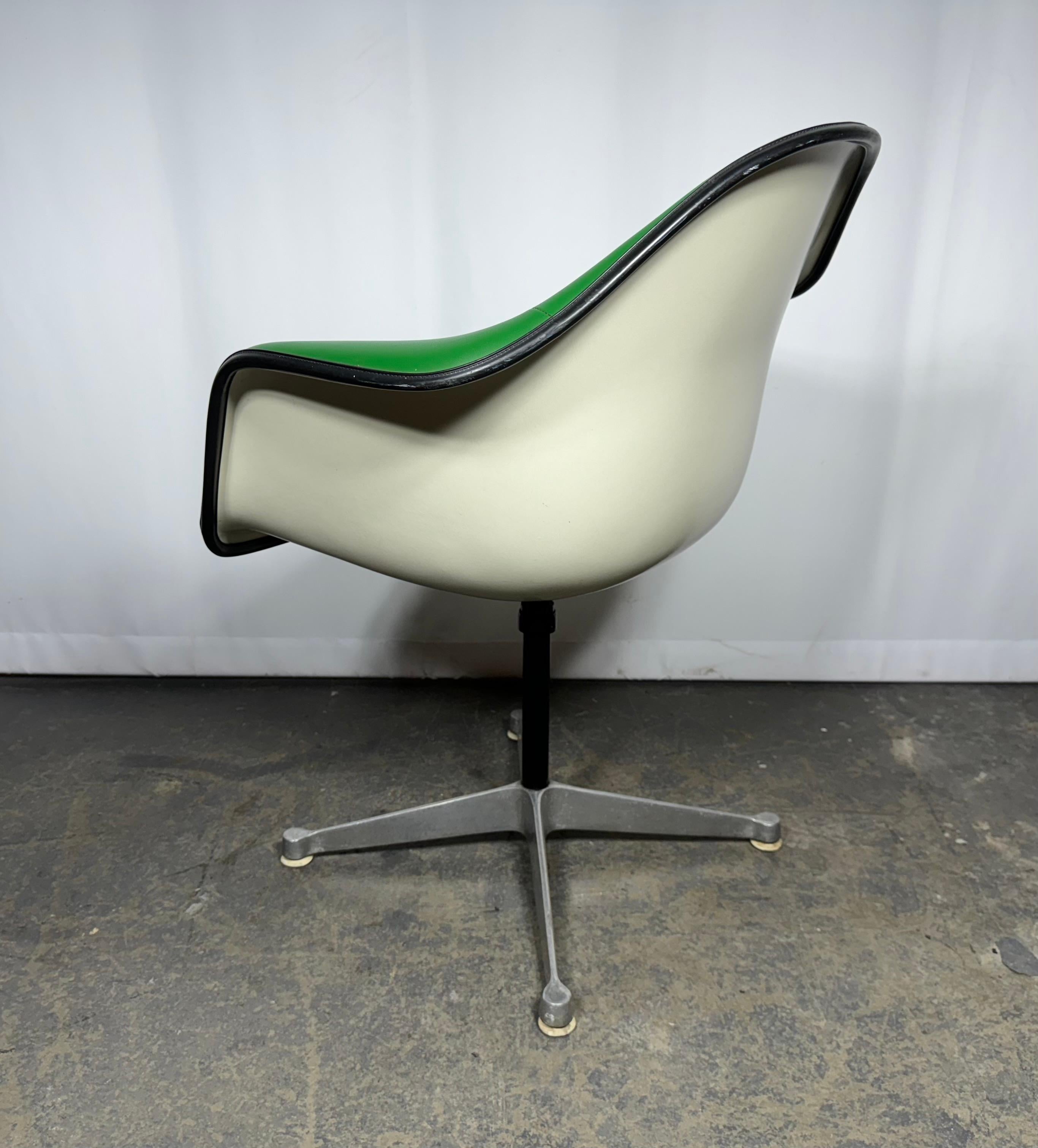 Alluminio Charles Eames / Herman Miller / Girard  Guscio imbottito del braccio Base girevole in alluminio in vendita