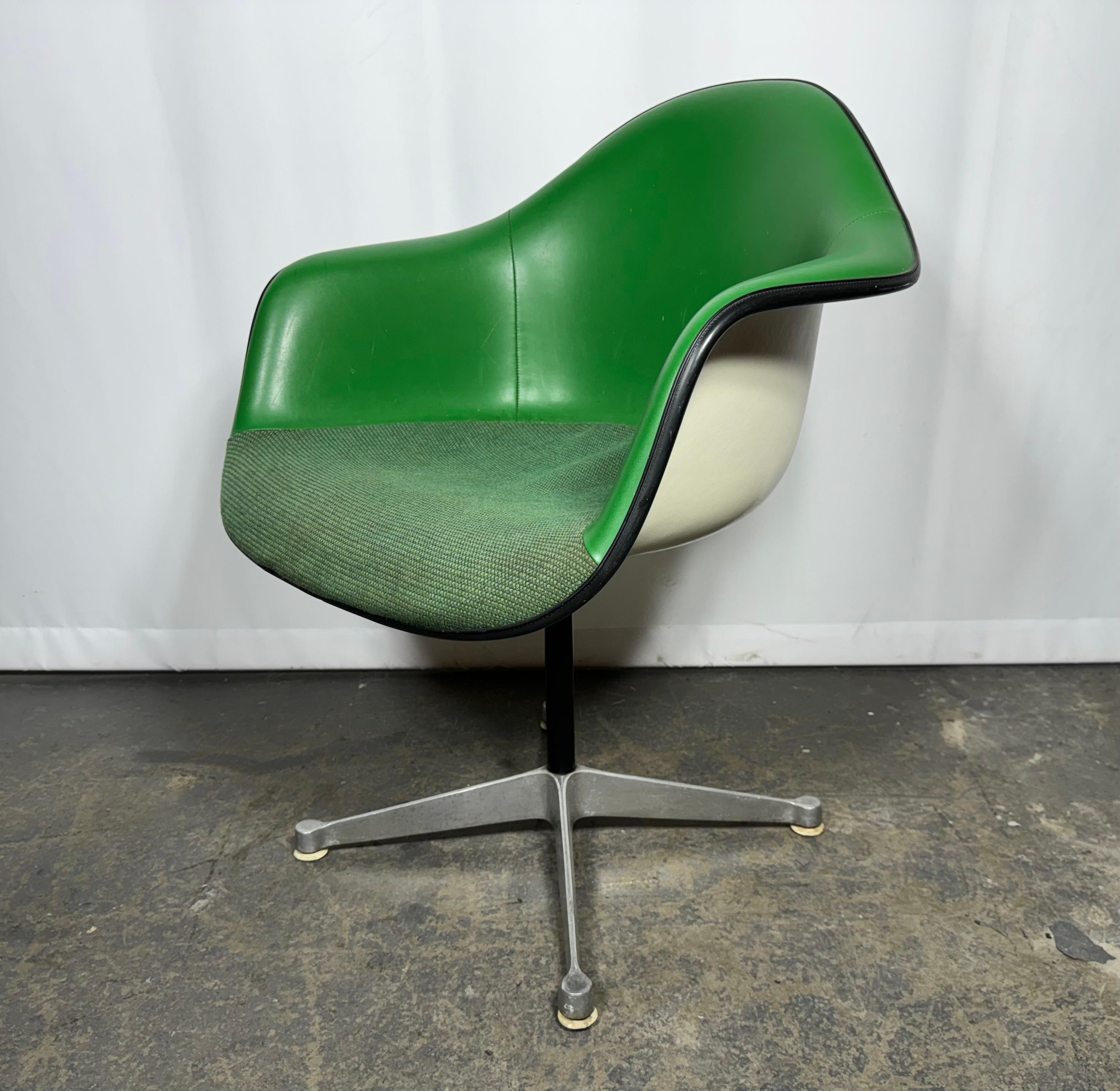 Charles Eames / Herman Miller / Girard  Guscio imbottito del braccio Base girevole in alluminio in vendita 1