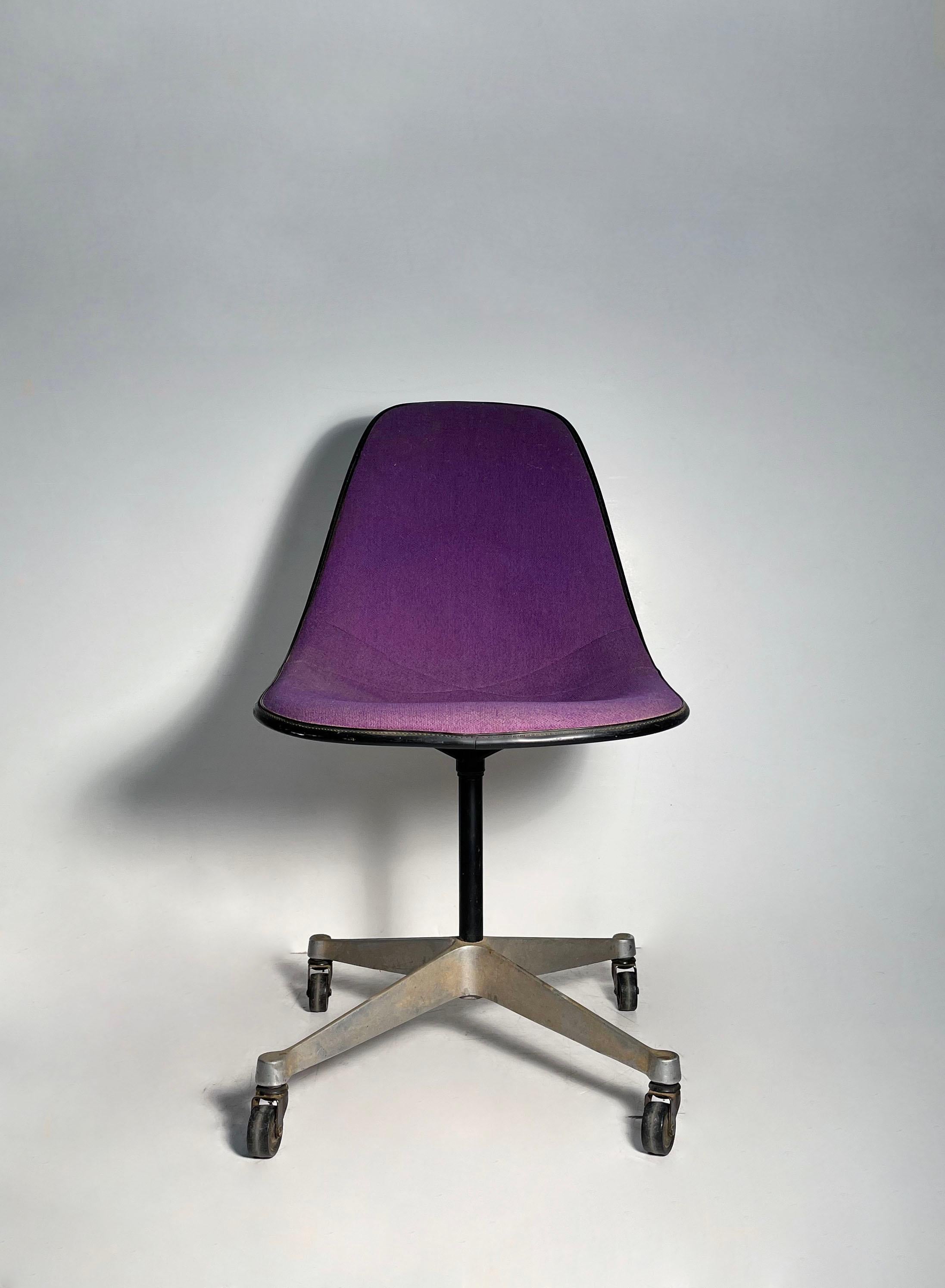 Charles Eames Herman Miller Pivot Side Chair auf Rollen (PSCC) in einem seltenen lila Stoff

Die Polsterung liegt nicht mehr fest am Sitz an. In einigen Bereichen lose. Wie abgebildet etwas verblasst.  Die Glasfaserschale und der Sockel sollten sich