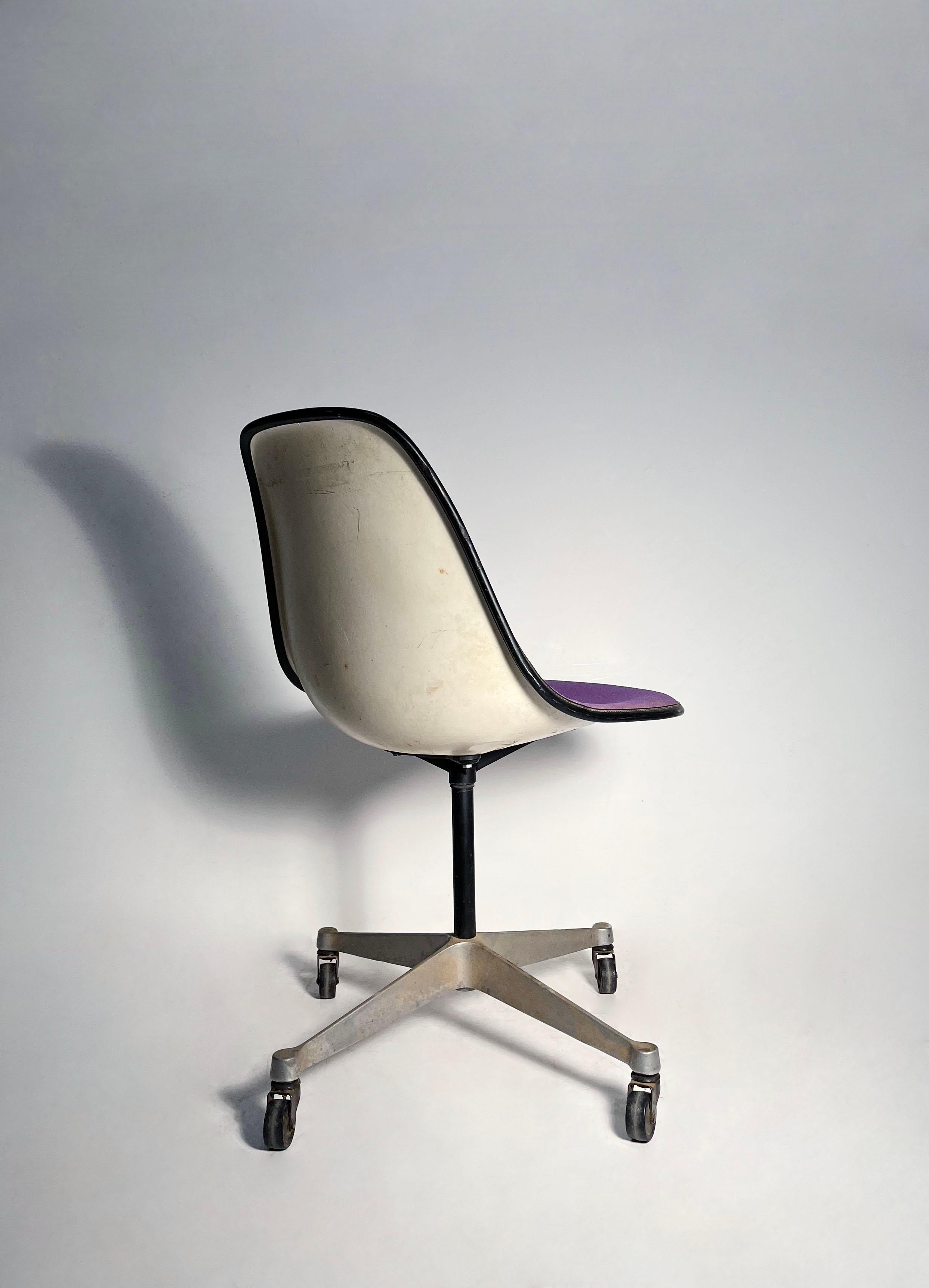 Charles Eames Herman Miller Schwenkbarer Beistellstuhl auf Rollen (PSCC) (Moderne der Mitte des Jahrhunderts) im Angebot