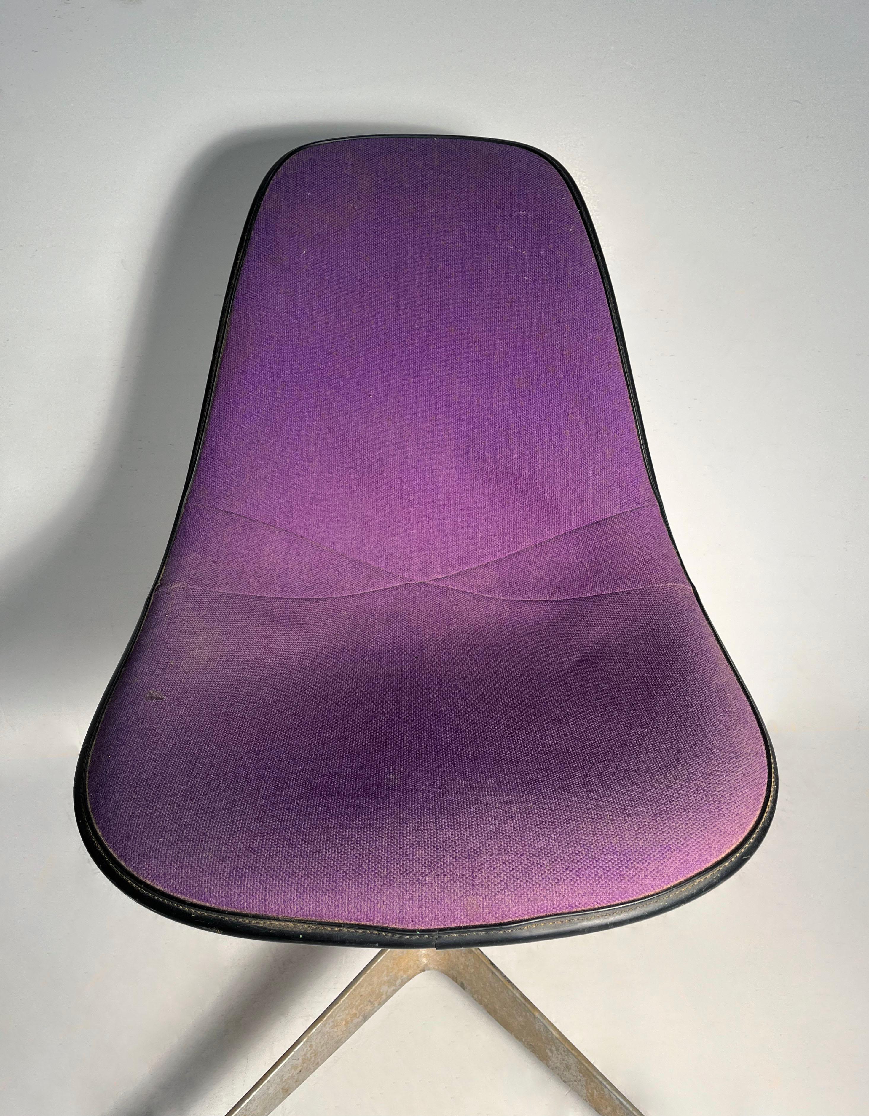 Charles Eames Herman Miller Schwenkbarer Beistellstuhl auf Rollen (PSCC) (amerikanisch) im Angebot