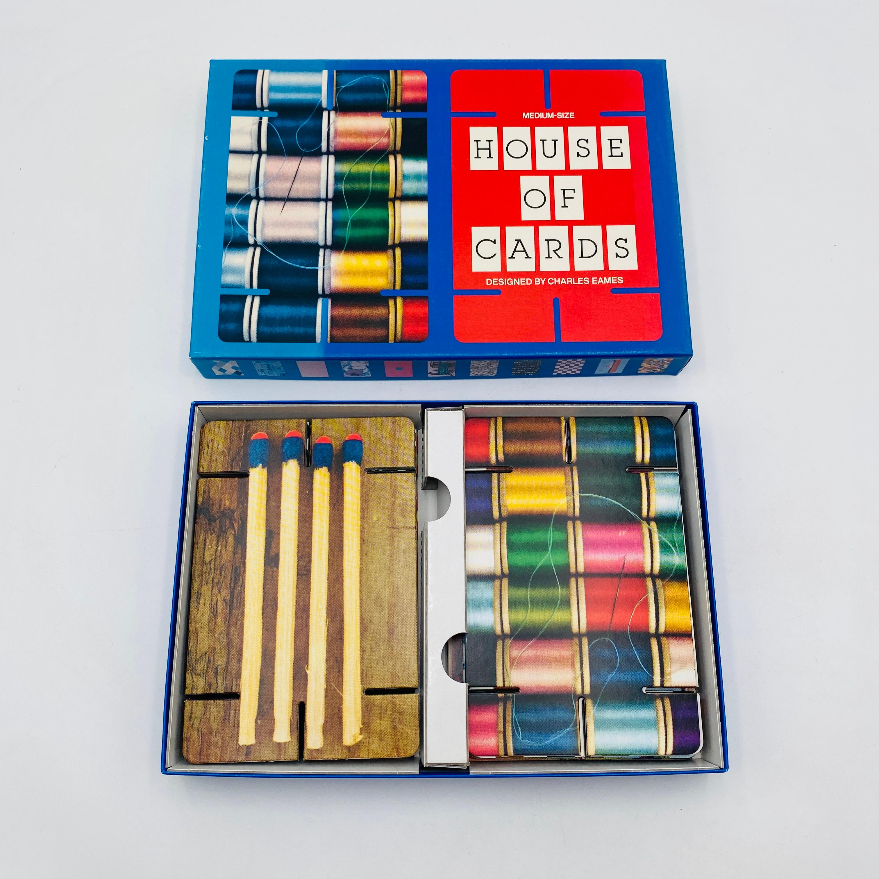 Fichas de construcción encajables. Cada carta tiene 6 ranuras, que pueden combinarse de muchas formas distintas. Los reversos de las tarjetas representan objetos cotidianos de la oficina de los Eames y sus alrededores. Conjunto completo de