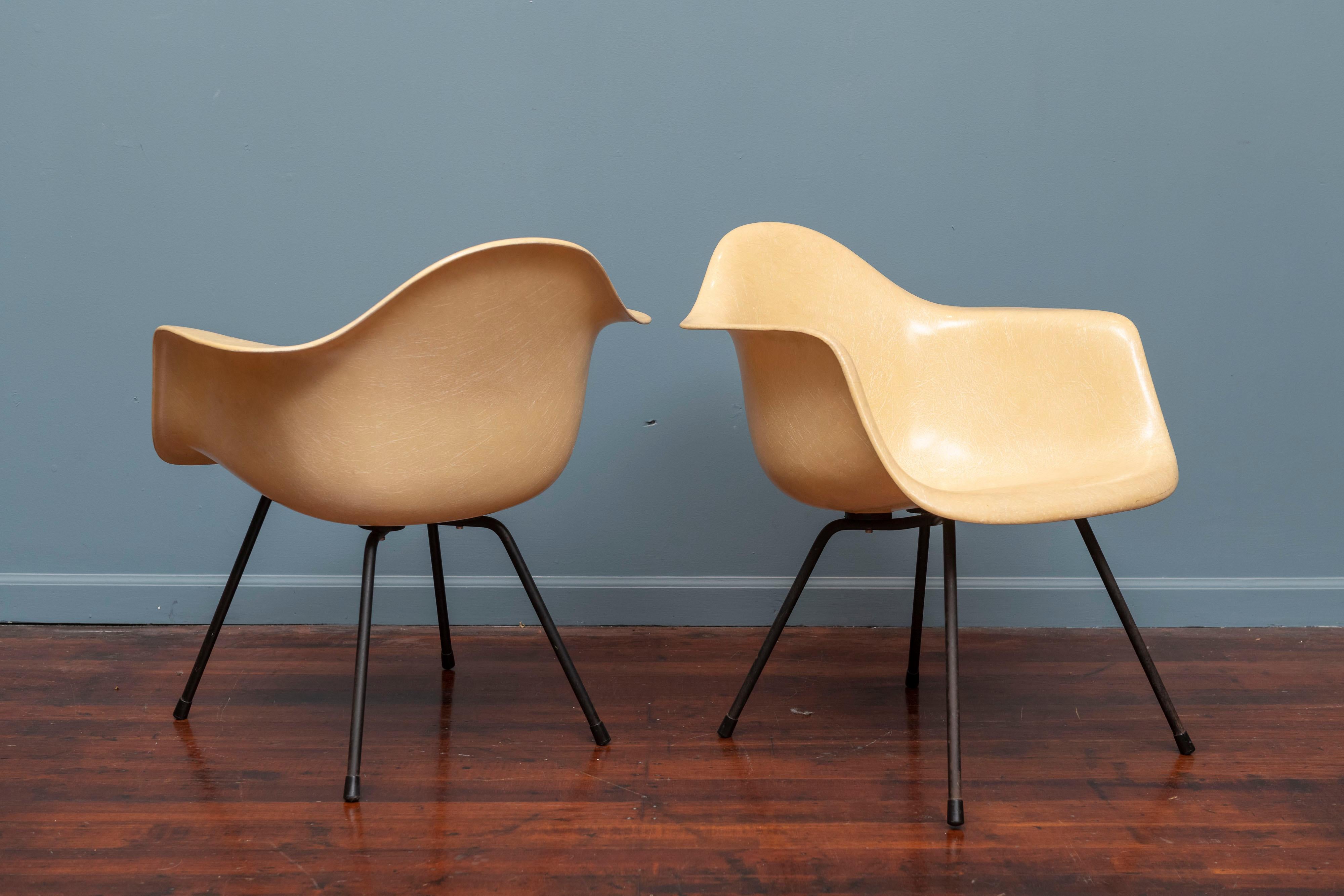 Mid-Century Modern Charles Eames MAX Armshell Lounge Chairs For Sale