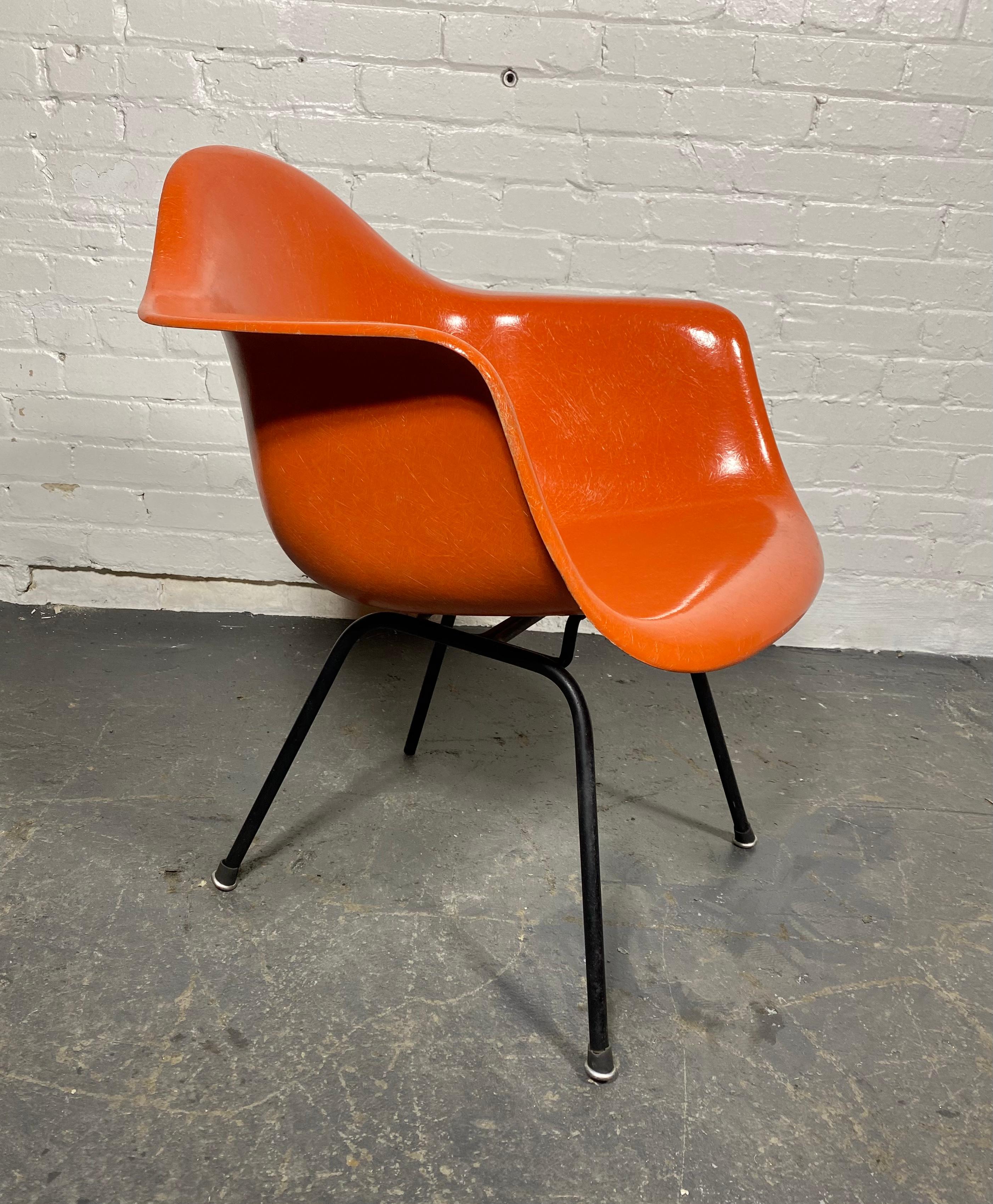 Charles Eames  LAX Fiberglass Lounge Height Arm Shell Chair / Exposed Fibers In Good Condition For Sale In Buffalo, NY