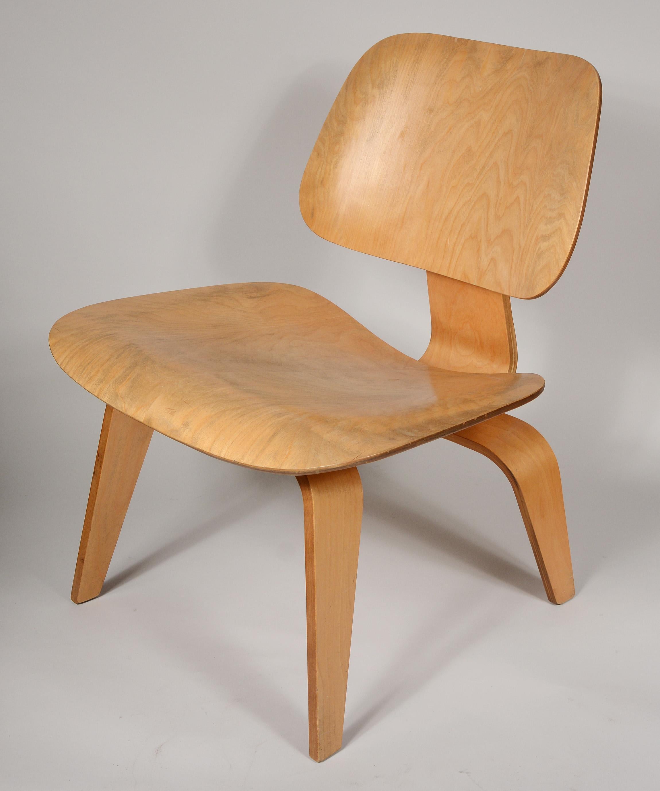 Earlier LCW by Ray and Charles Eames. This one is in birch. The chair is in excellent original condition. There is one small veneer chip at the top of the back. Some of the grain has darkened. The back shock mount looks to have been re-glued in the
