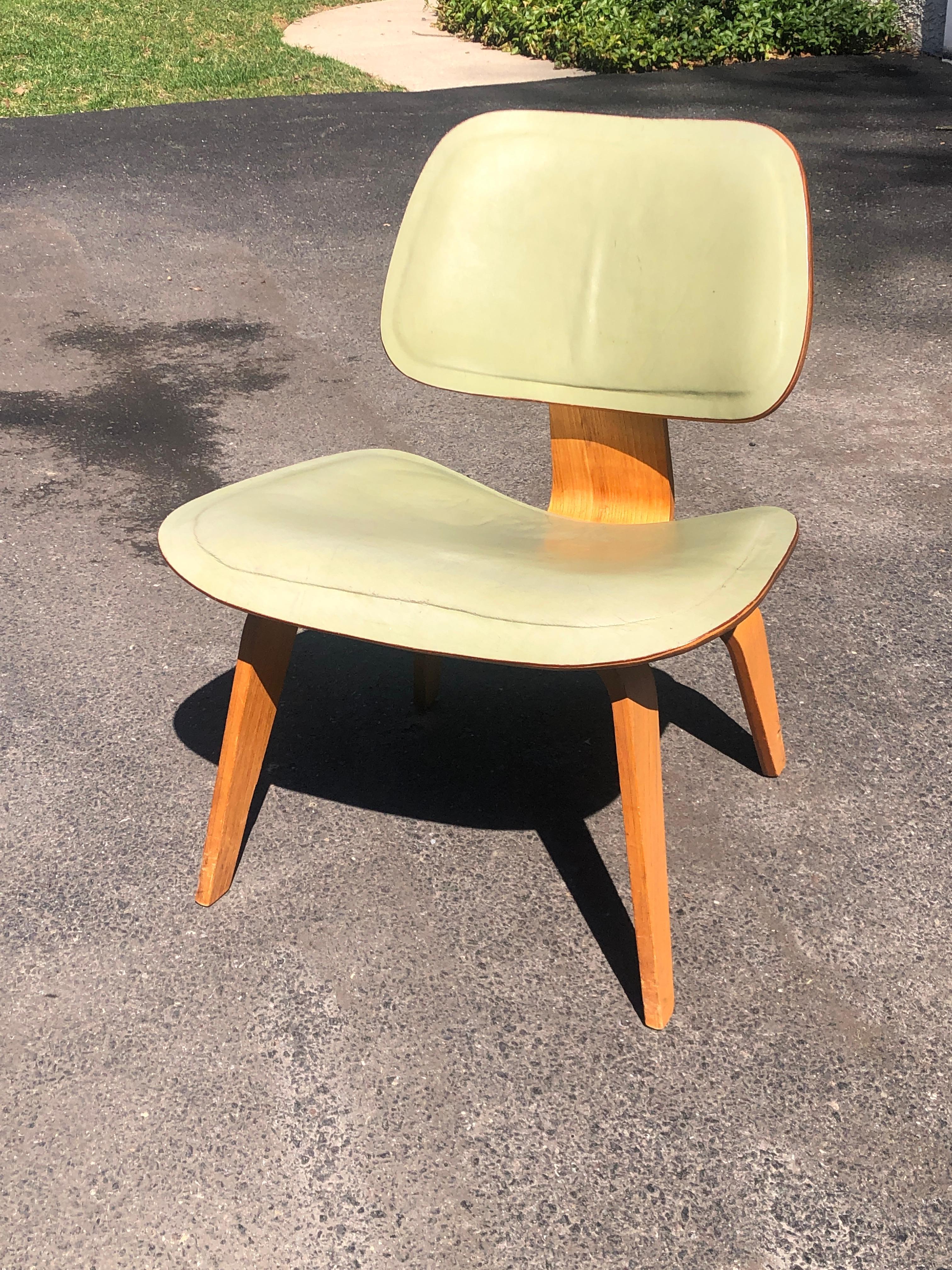 Mid-Century Modern Charles Eames Leather LCW for Herman Miller, 1953 For Sale