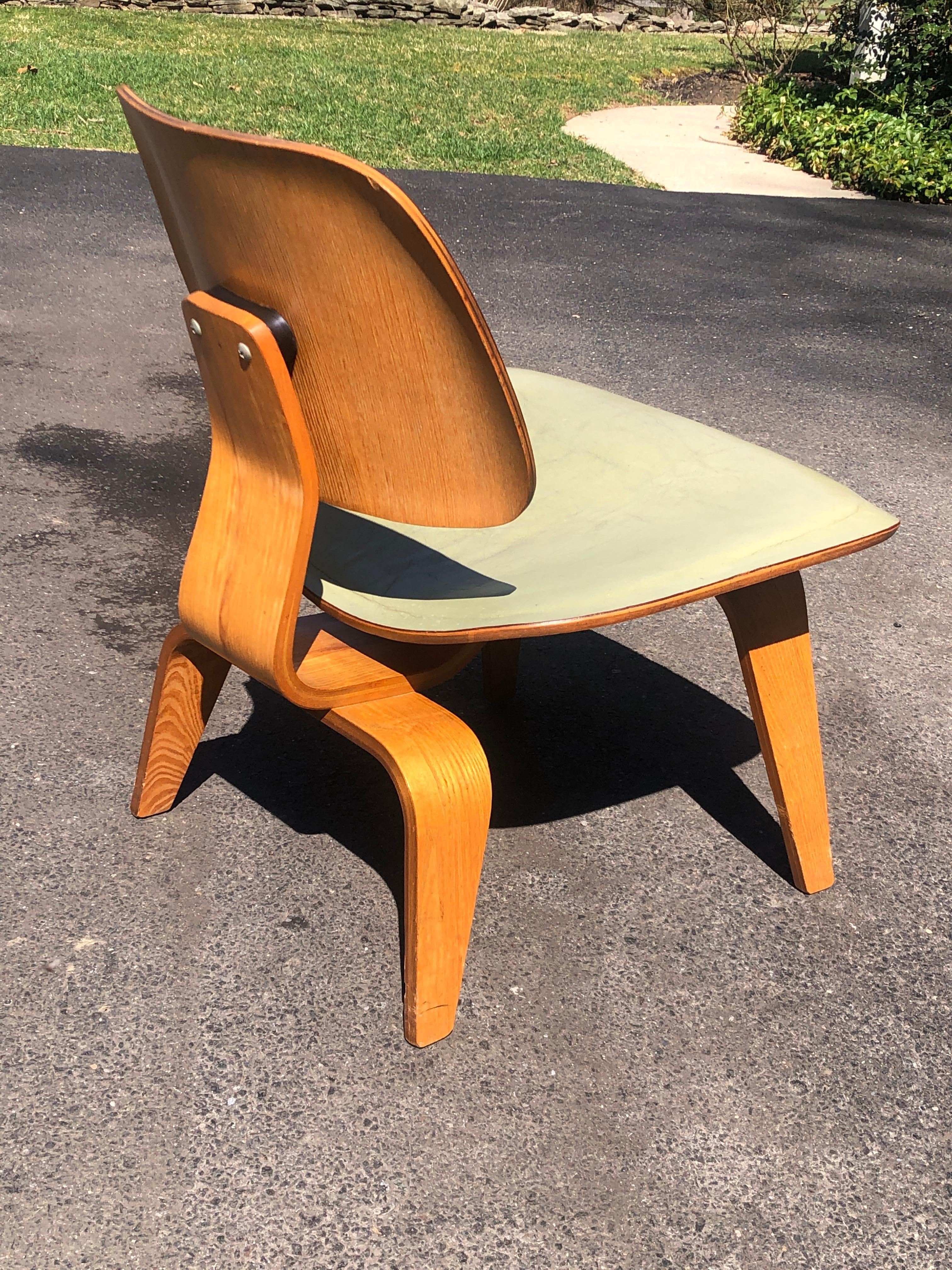 Charles Eames Leather LCW for Herman Miller, 1953 In Good Condition For Sale In Allentown, PA