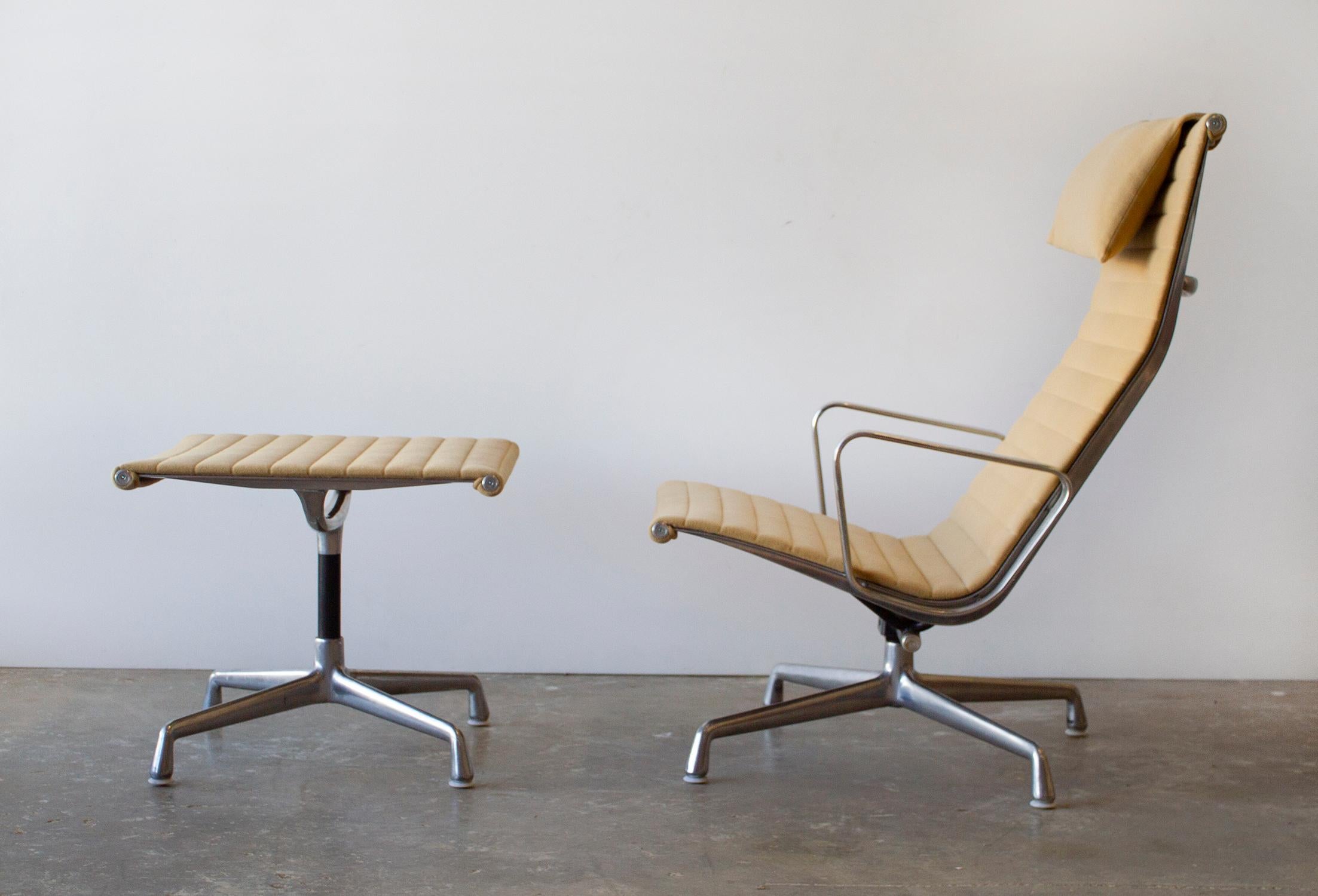 All original Charles Eames Aluminum Group lounge chair and ottoman produced by Herman Miller. This example was manufactured in the 1970s and was owned by an executive who worked for Herman Miller. Upholstered in the seldom-seen camel-colored felted
