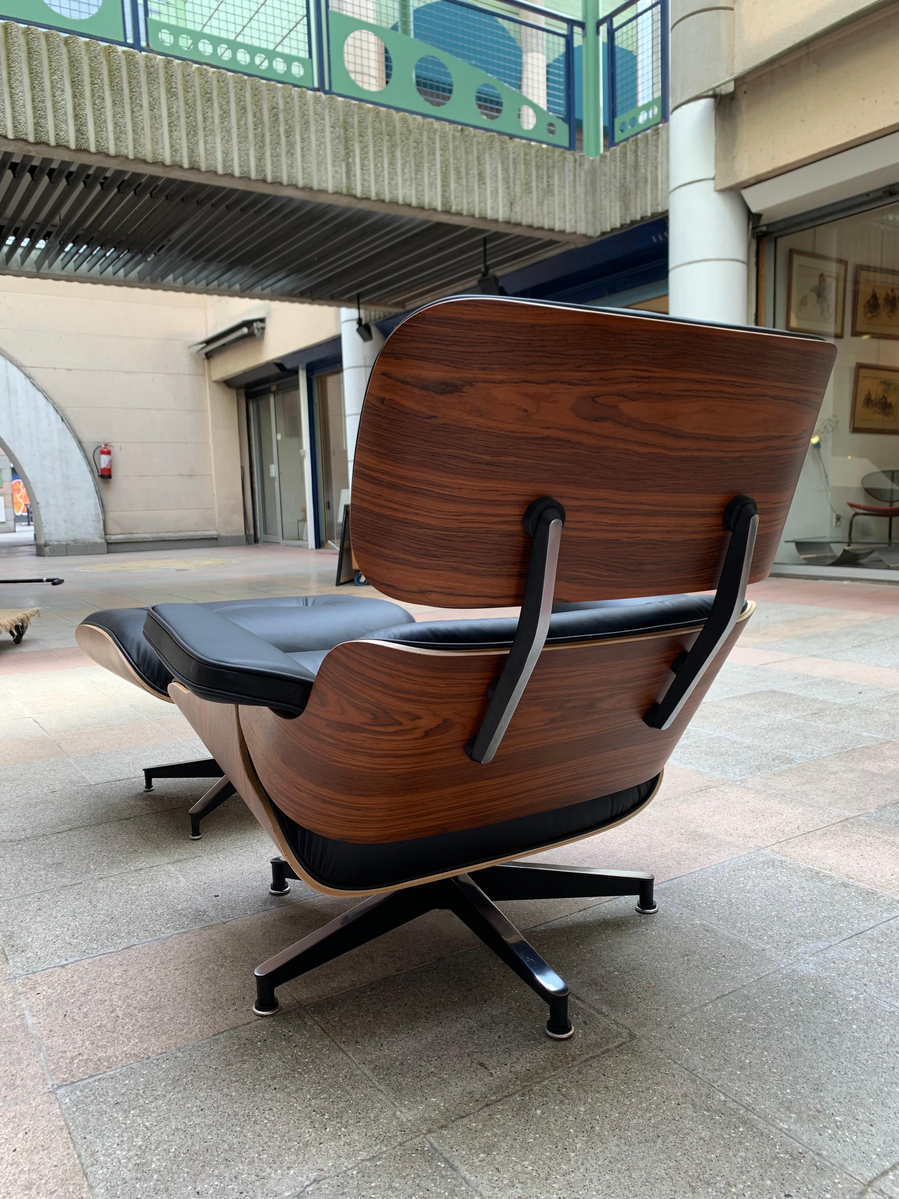 Charles Eames, lounge chair and its black leather and rosewood ottoman, circa 2011

Edition Herman Miller, USA, 2011
Black leather and rosewood 

Dimensions:
Chair H 82 x W 83 x L 83
Ottoman 44 x 54 x 66

Perfect condition. 

2 pairs
