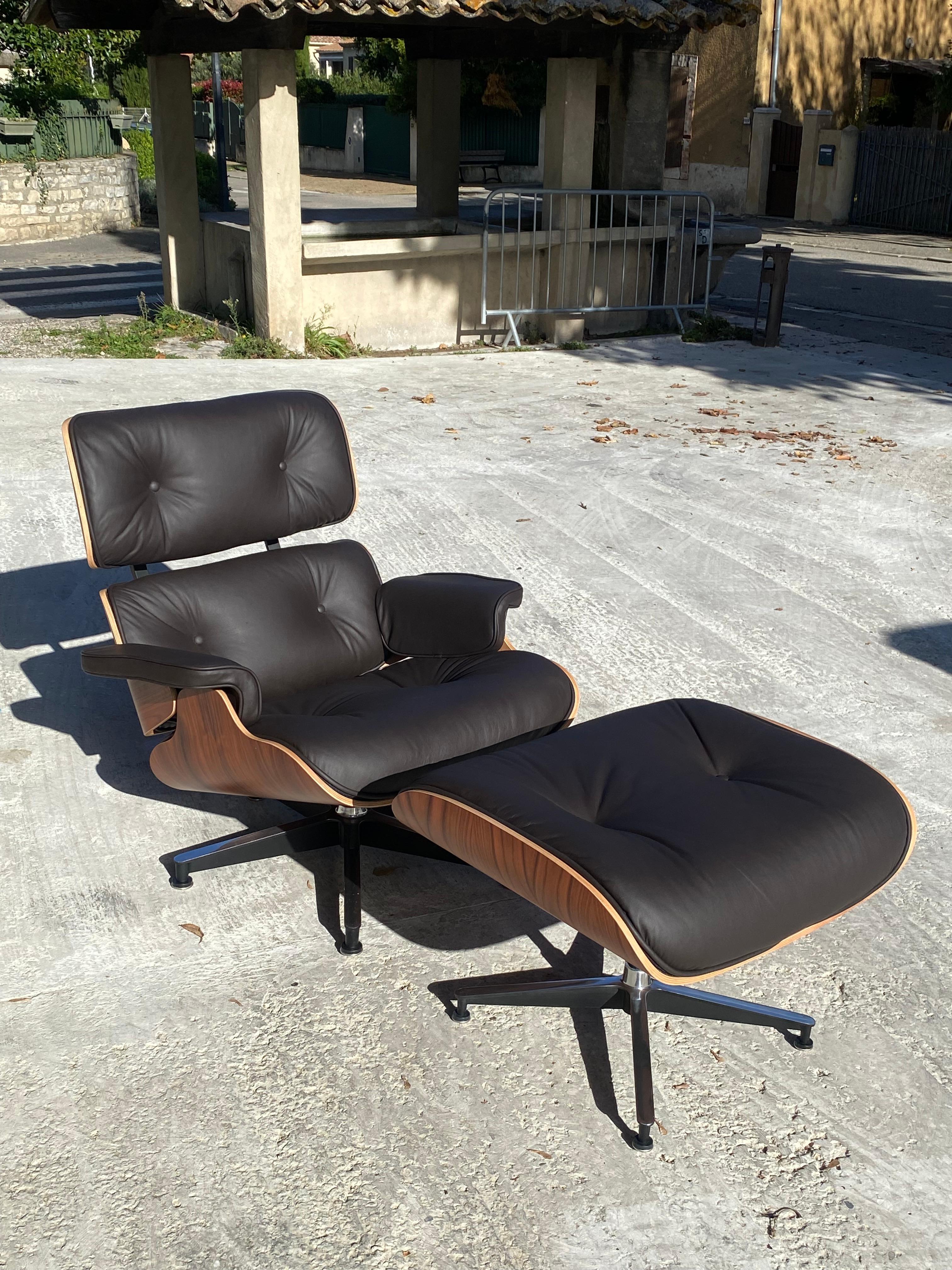 Charles and Ray Eames
Tumbona y otomana
Edición Herman Miller
Palo de rosa y
Cuero liso marrón oscuro
2010
Asiento: Alt. 84 x Anch. 84 x Prof. 78 cm
Otomana: Alto 42 x Ancho 63 x Fondo 56 cm
Excelente estado
4.900 euros el conjunto