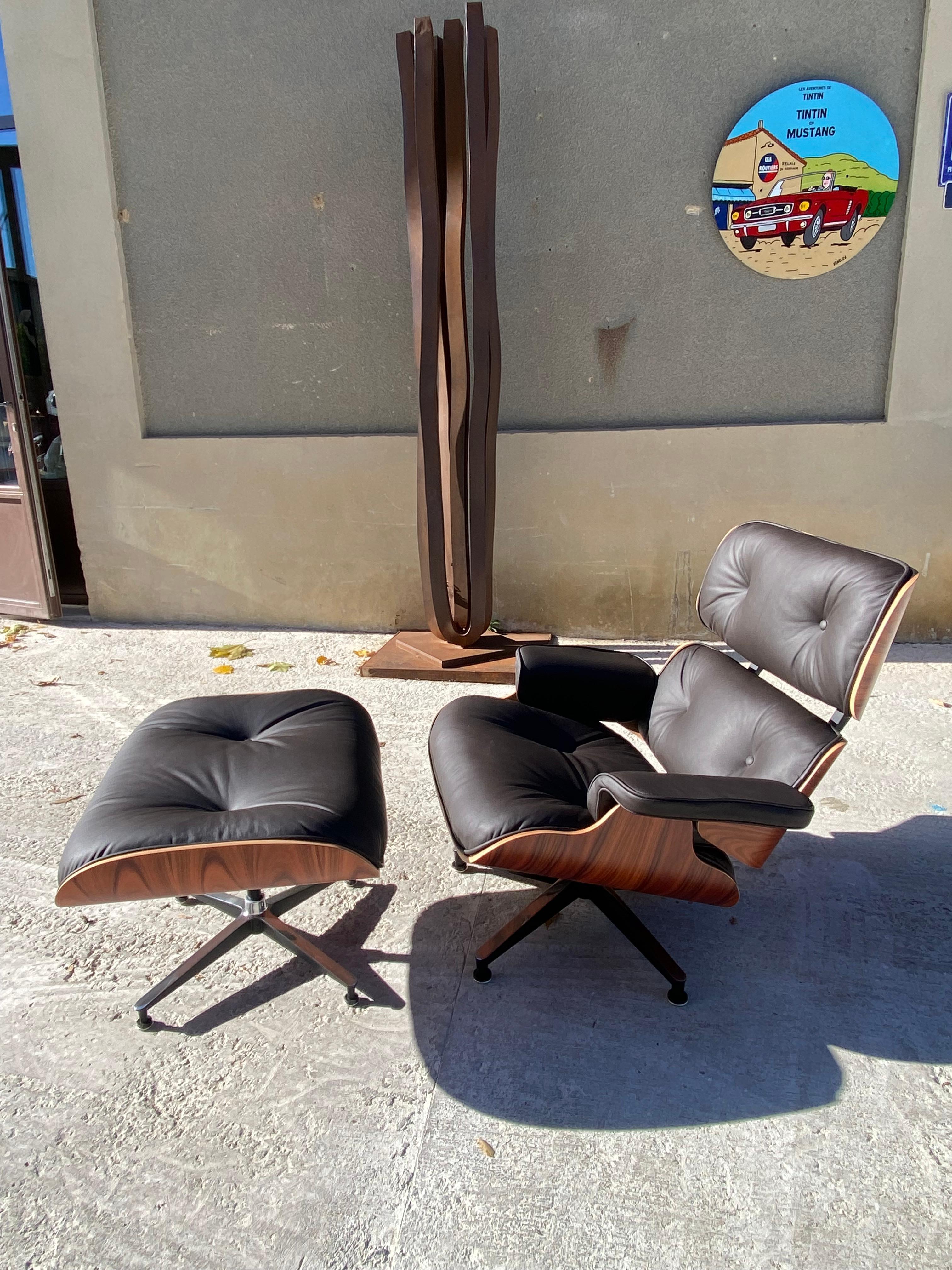 Charles Eames, Silla Lounge y su otomana de cuero negro y palisandro, 2011 Estadounidense en venta