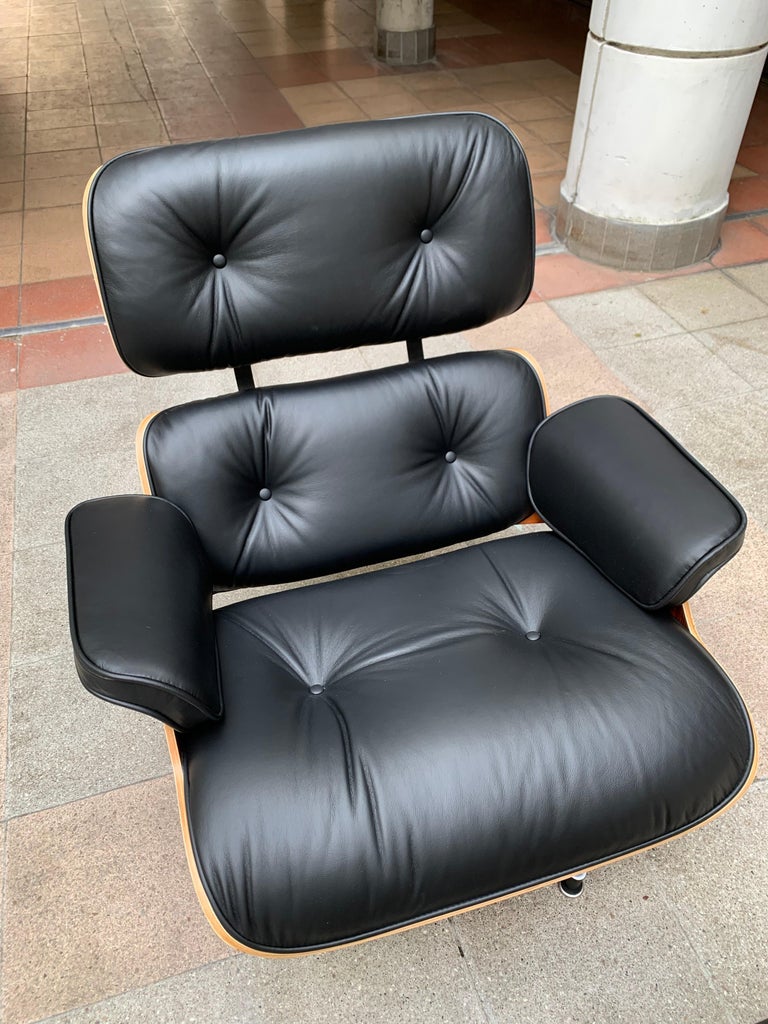 Charles Eames, Lounge Chair and Its Black Leather and Rosewood Ottoman, 2011 In Excellent Condition For Sale In Saint Ouen, FR