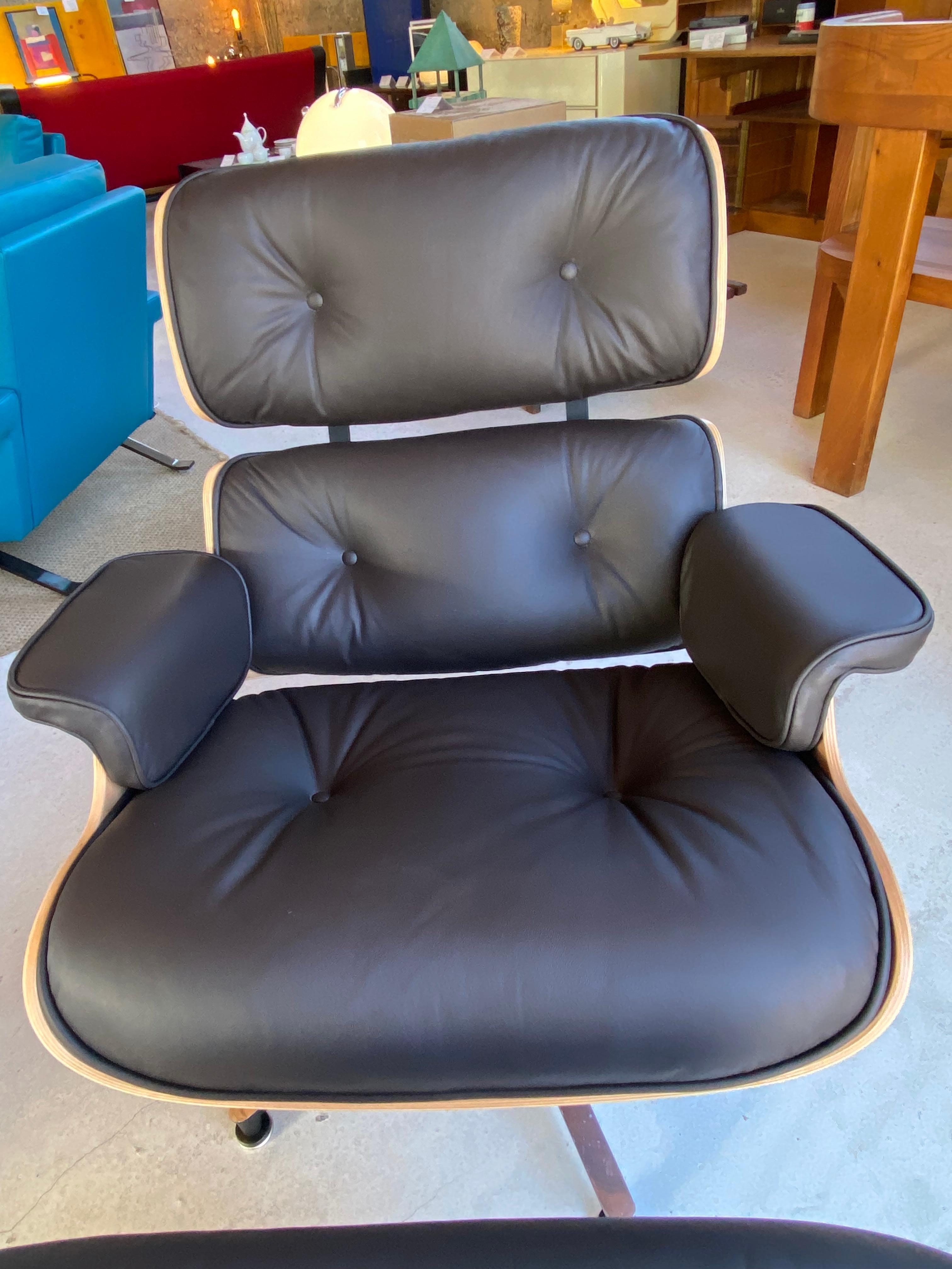 Charles Eames, Silla Lounge y su otomana de cuero negro y palisandro, 2011 en Excelente estado para la venta en Saint Ouen, FR