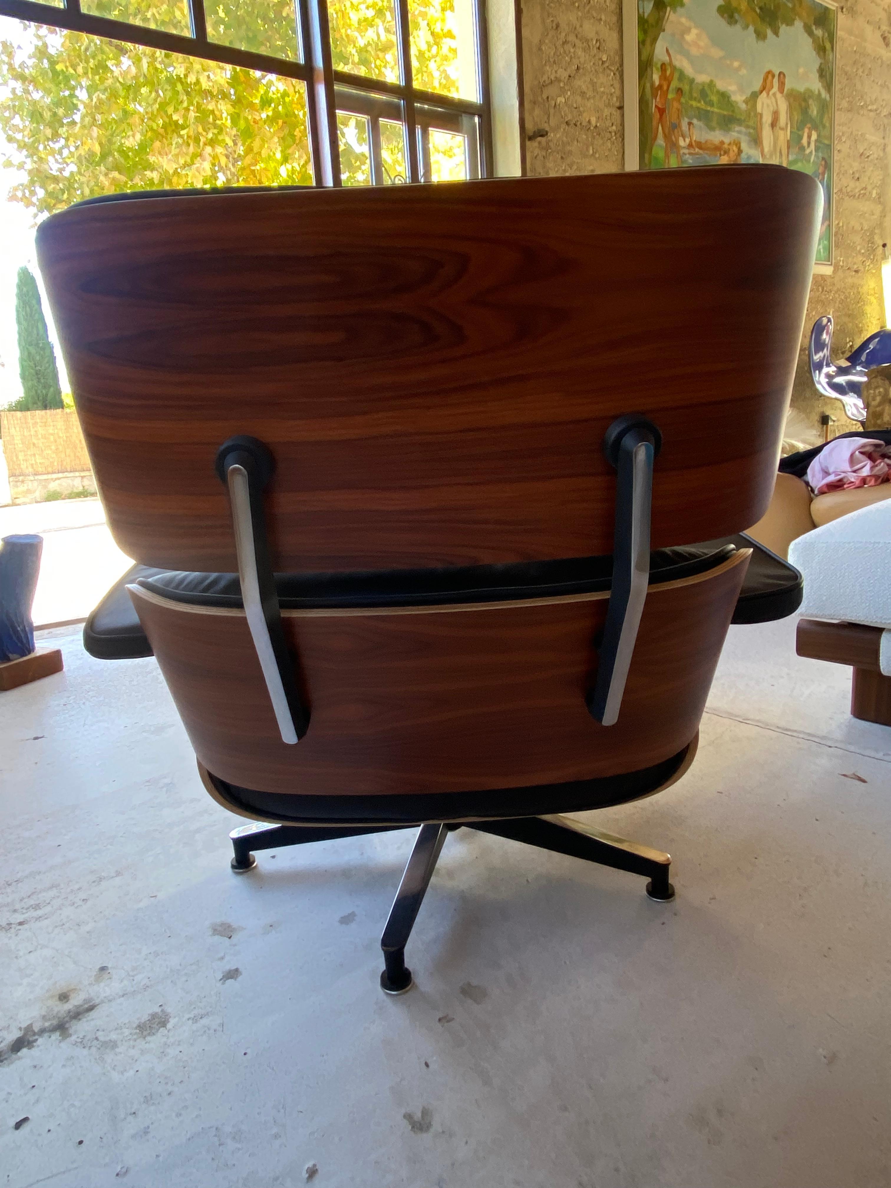 Charles Eames, Silla Lounge y su otomana de cuero negro y palisandro, 2011 Siglo XXI y contemporáneo en venta