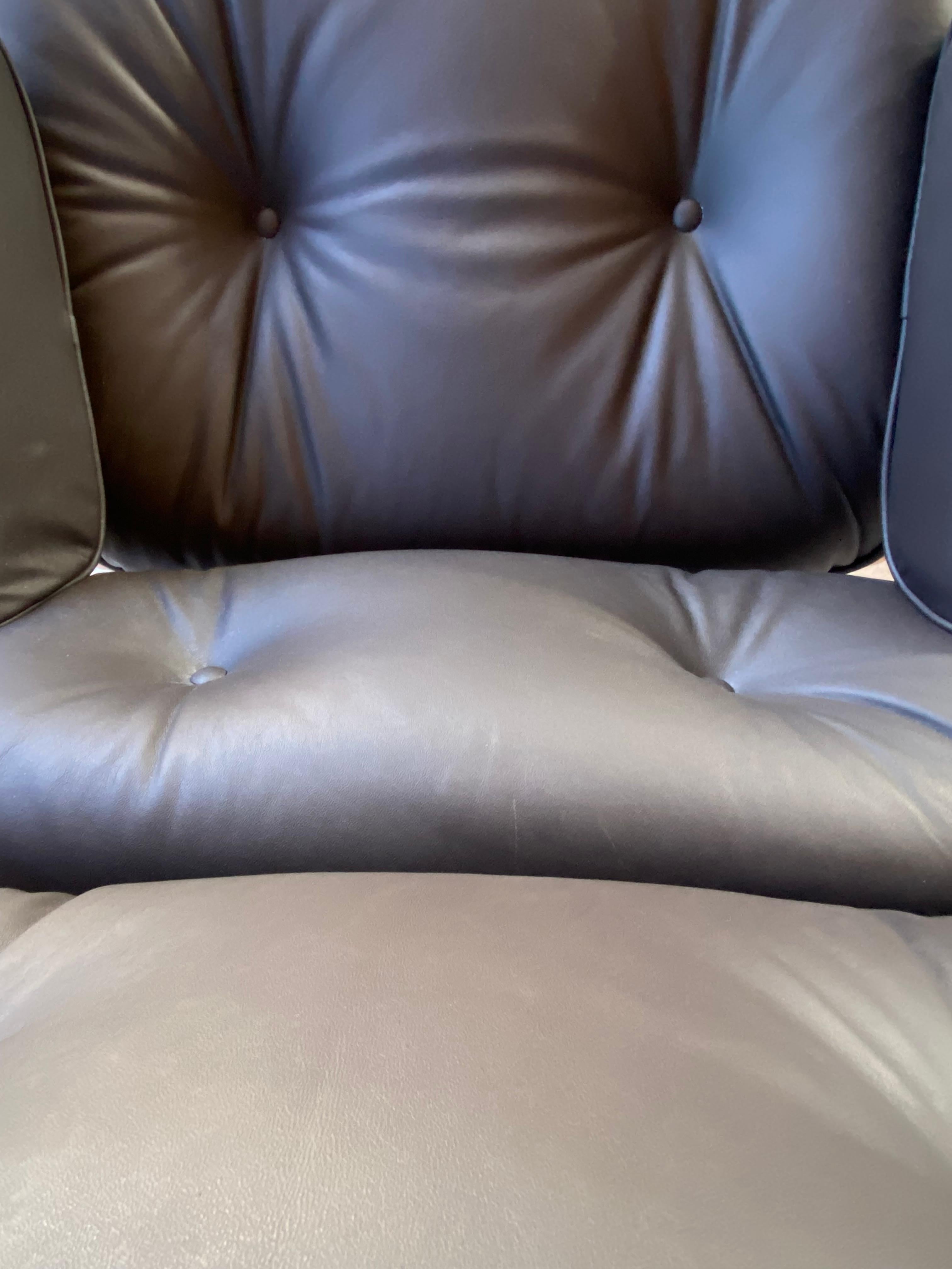 Charles Eames, Silla Lounge y su otomana de cuero negro y palisandro, 2011 Cuero en venta