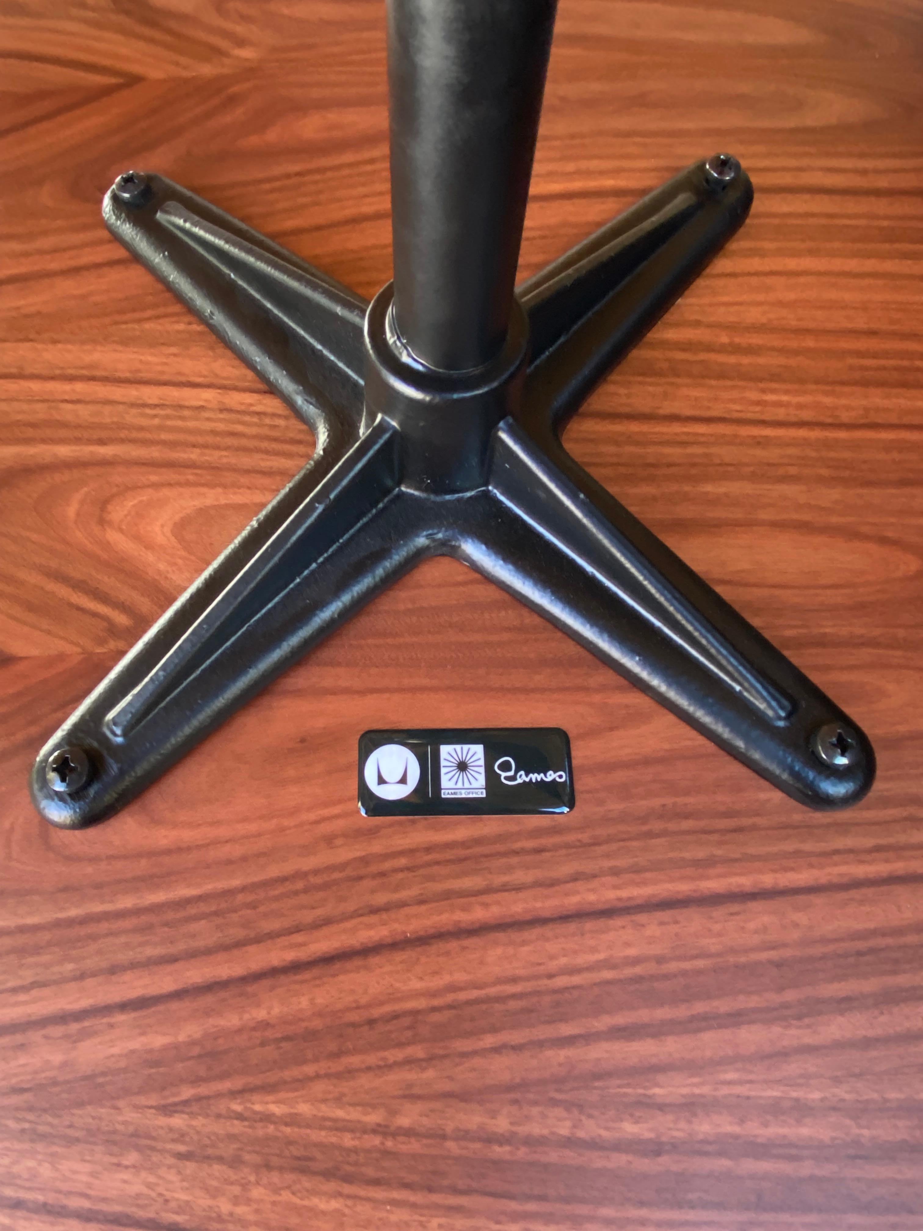 Charles Eames, Silla Lounge y su otomana de cuero negro y palisandro, 2011 en venta 1