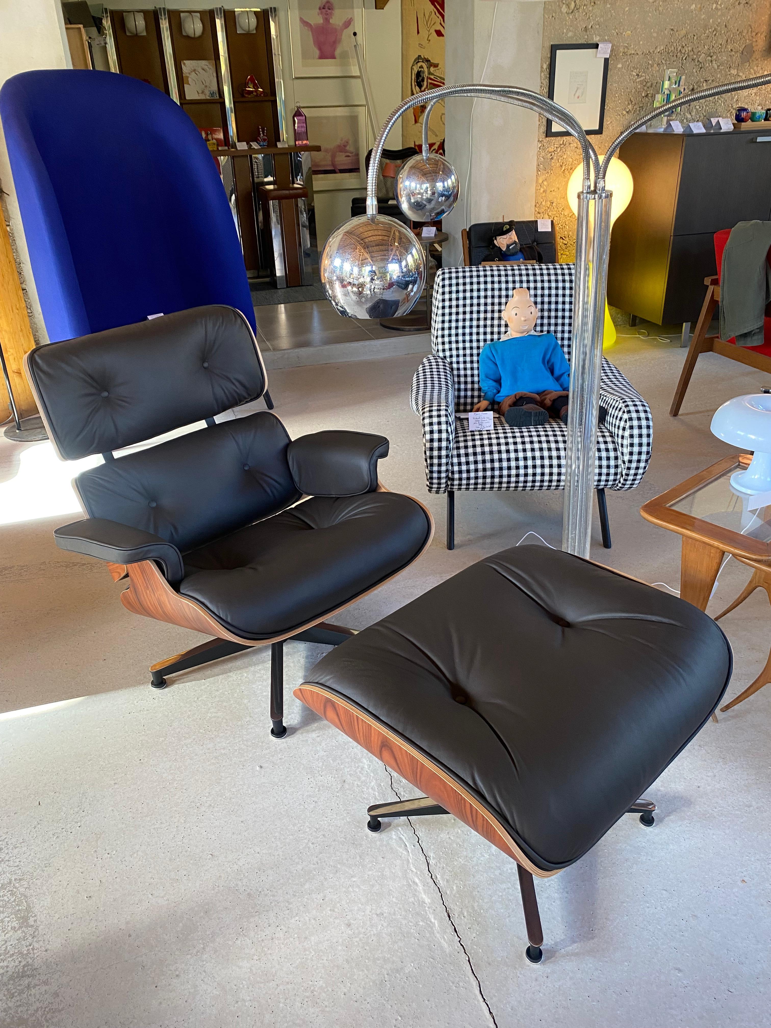 Charles Eames, Silla Lounge y su otomana de cuero negro y palisandro, 2011 en venta 3