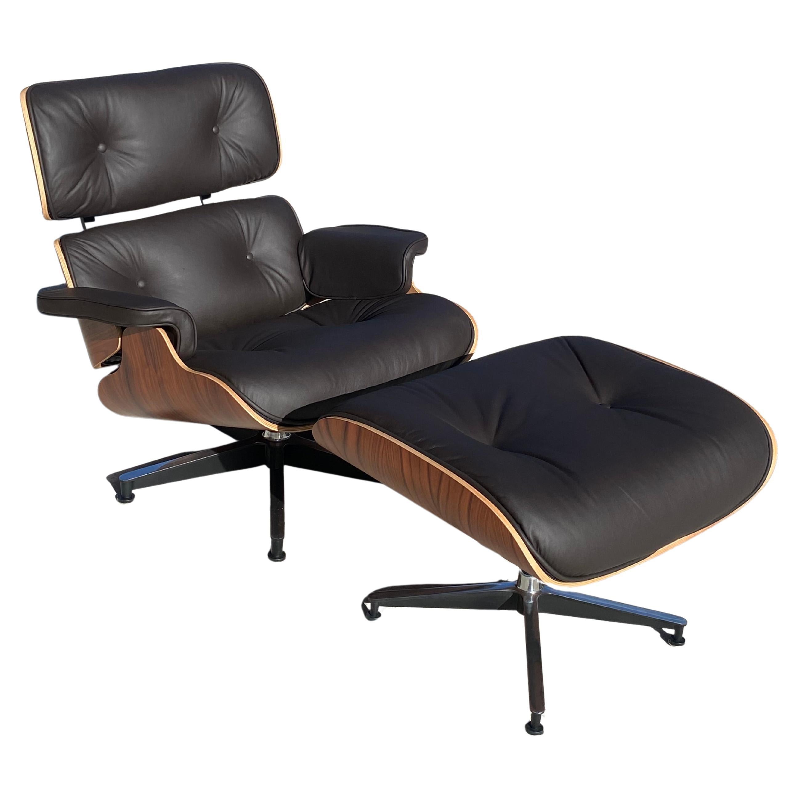 Charles Eames, Silla Lounge y su otomana de cuero negro y palisandro, 2011 en venta