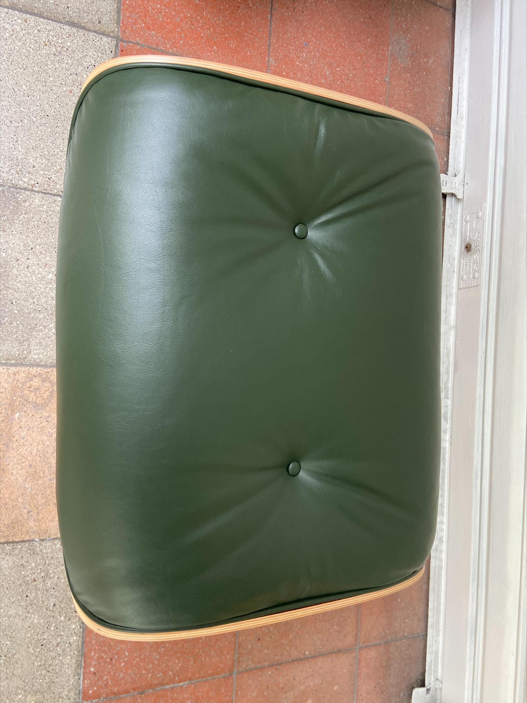 Charles Eames Lounge Chair and Ottoman in Green Leather and Rosewood, 2011 4